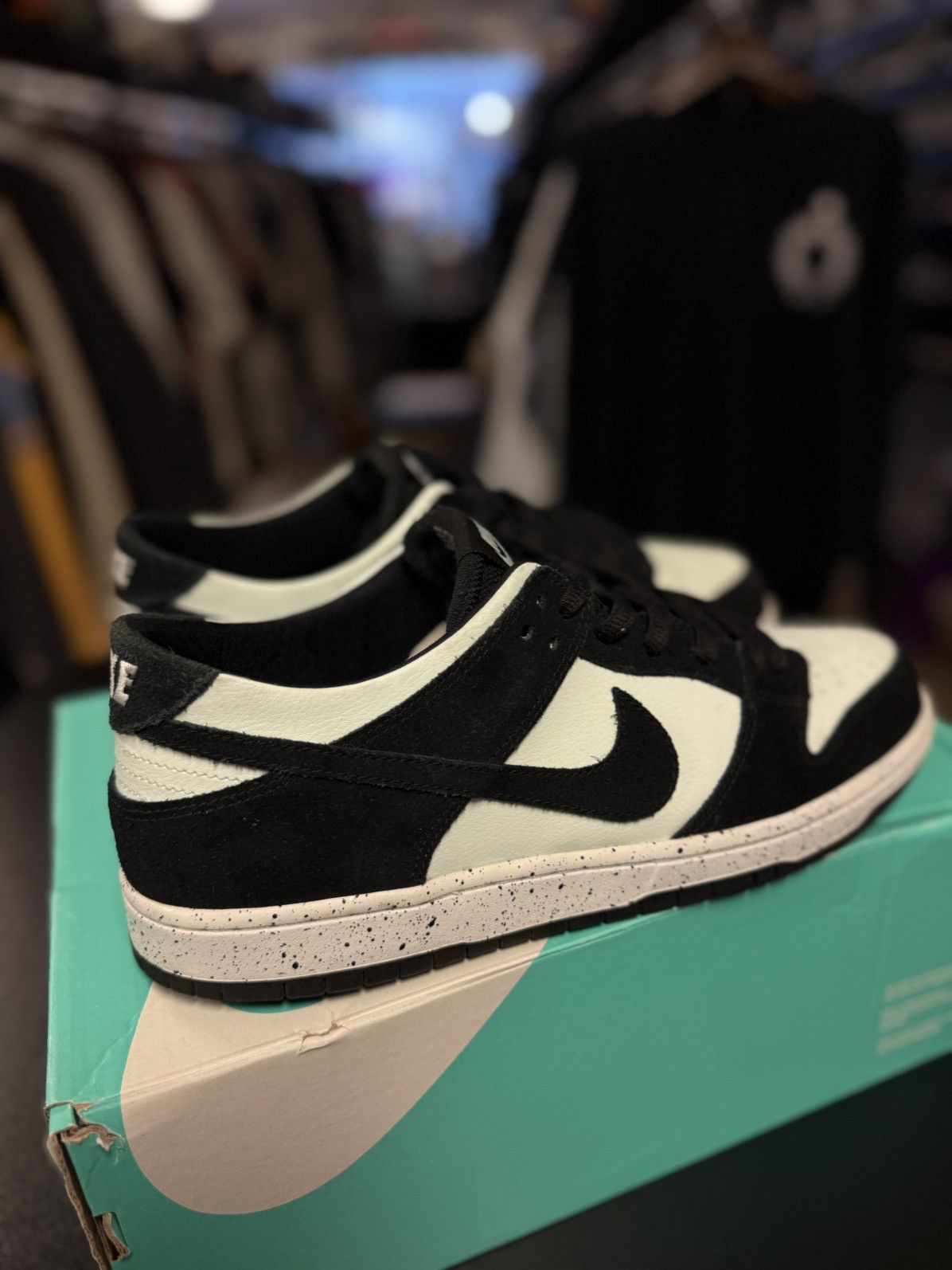 Nike Nike SB Zoom Dunk Low Pro 'Barely Green' 854866-003 Size 11 Size US 11 / EU 44 - 2 Thumbnail