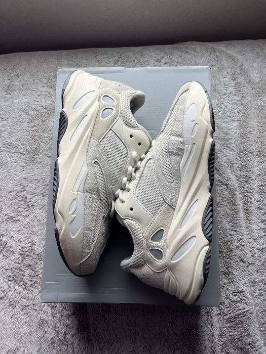 yeezy 700 analog box