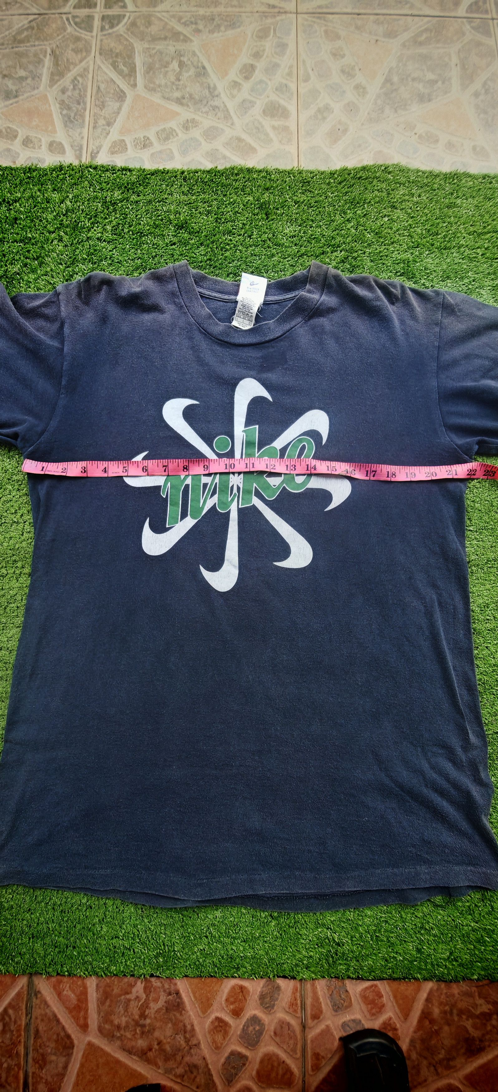 Nike Nike vintage 90s made in USA sun-faded starburst graphic tee Size US L / EU 52-54 / 3 - 13 Thumbnail