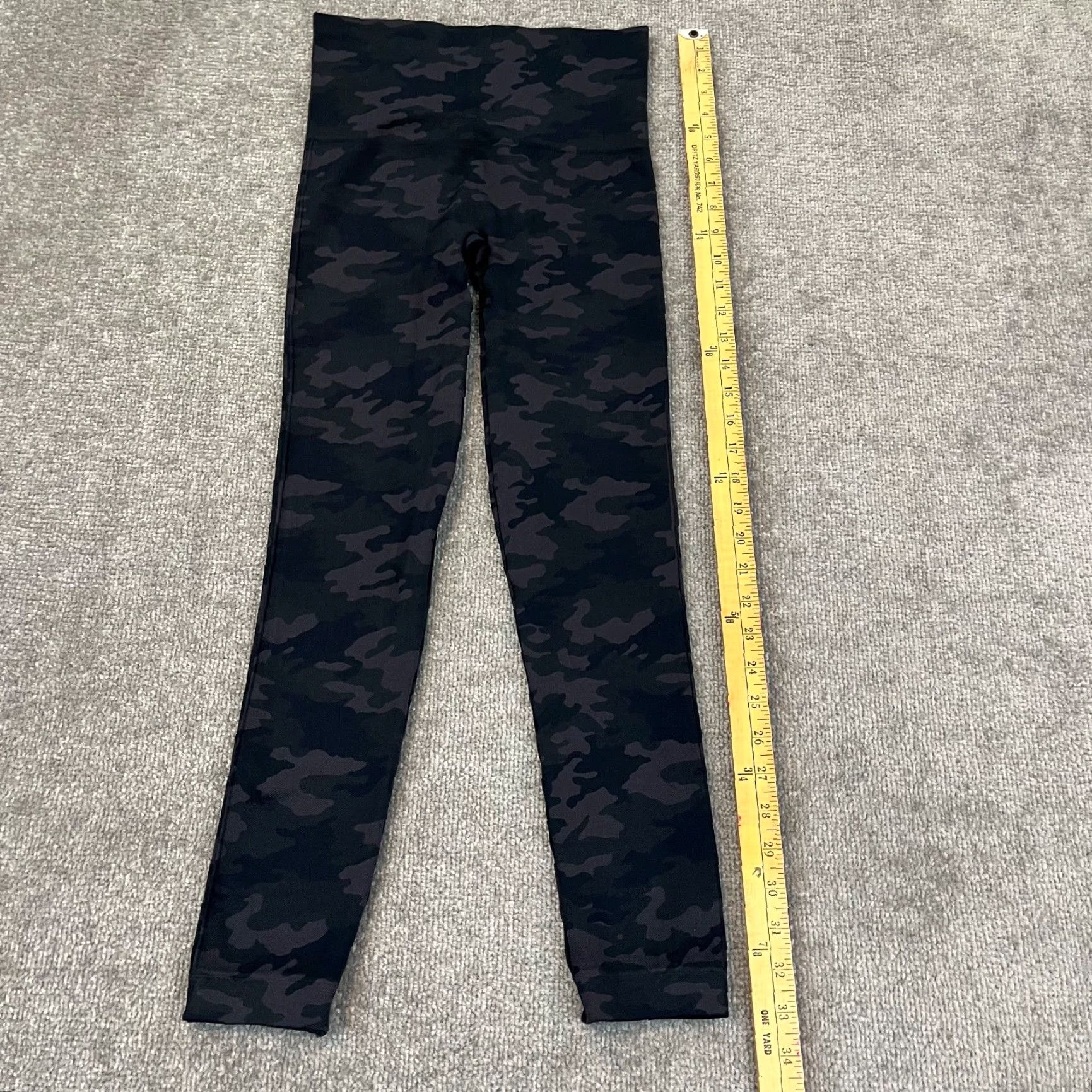 Spanx Spanx Leggings Womens Medium 24" Gray Green Camouflage Capri Gym Compression Size 32" / US 10 / IT 46 - 4 Thumbnail