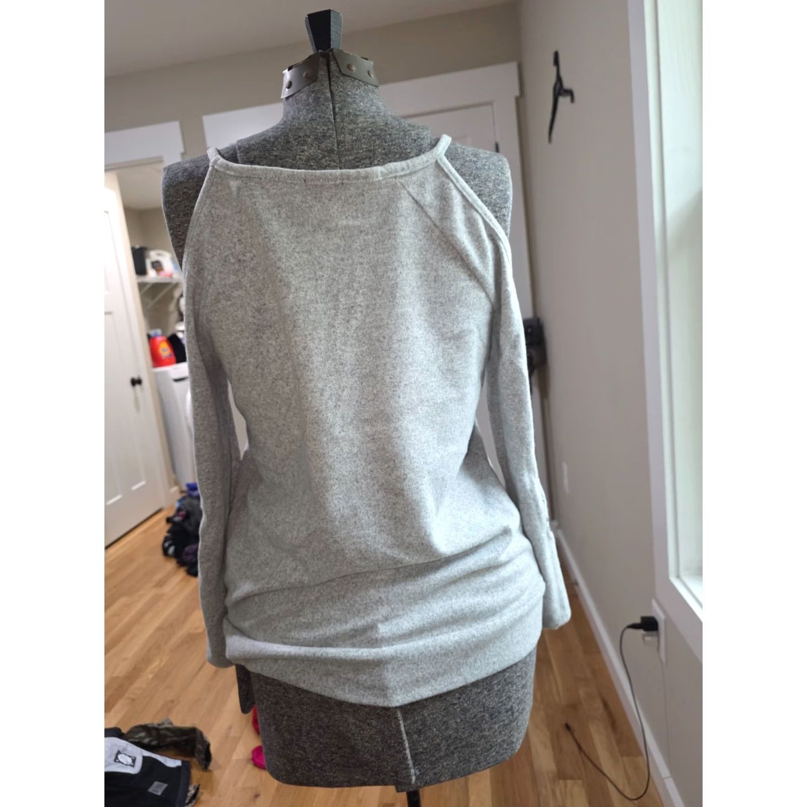 Vintage Rue21 Pullover Sweater Top Women's M Gray Flower Embroidered V-Neck Cold Shoulder Knit Polyester Sweater Ladies M Gray Floral 90s Size M / US 6-8 / IT 42-44 - 5 Thumbnail