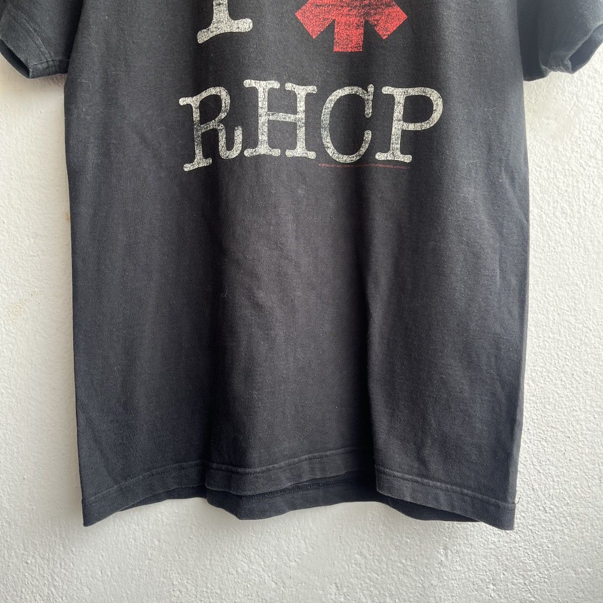 Band Tees VINTAGE 2007 RED HOT CHILI PEPPERS ICONIC LOGO TSHIRT Size US S / EU 44-46 / 1 - 14 Thumbnail