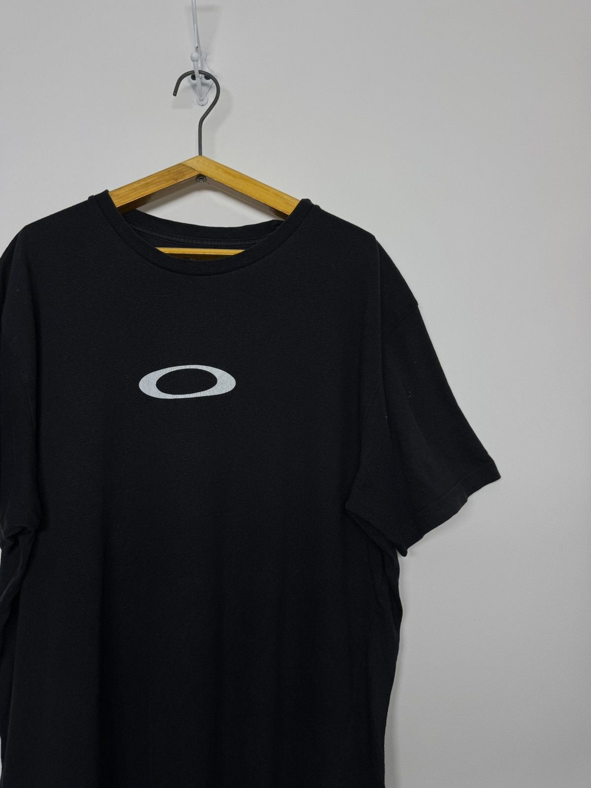 Oakley Vintage OAKLEY Center Logo T Shirt Hype Rare Gorpcore Size US L / EU 52-54 / 3 - 5 Thumbnail