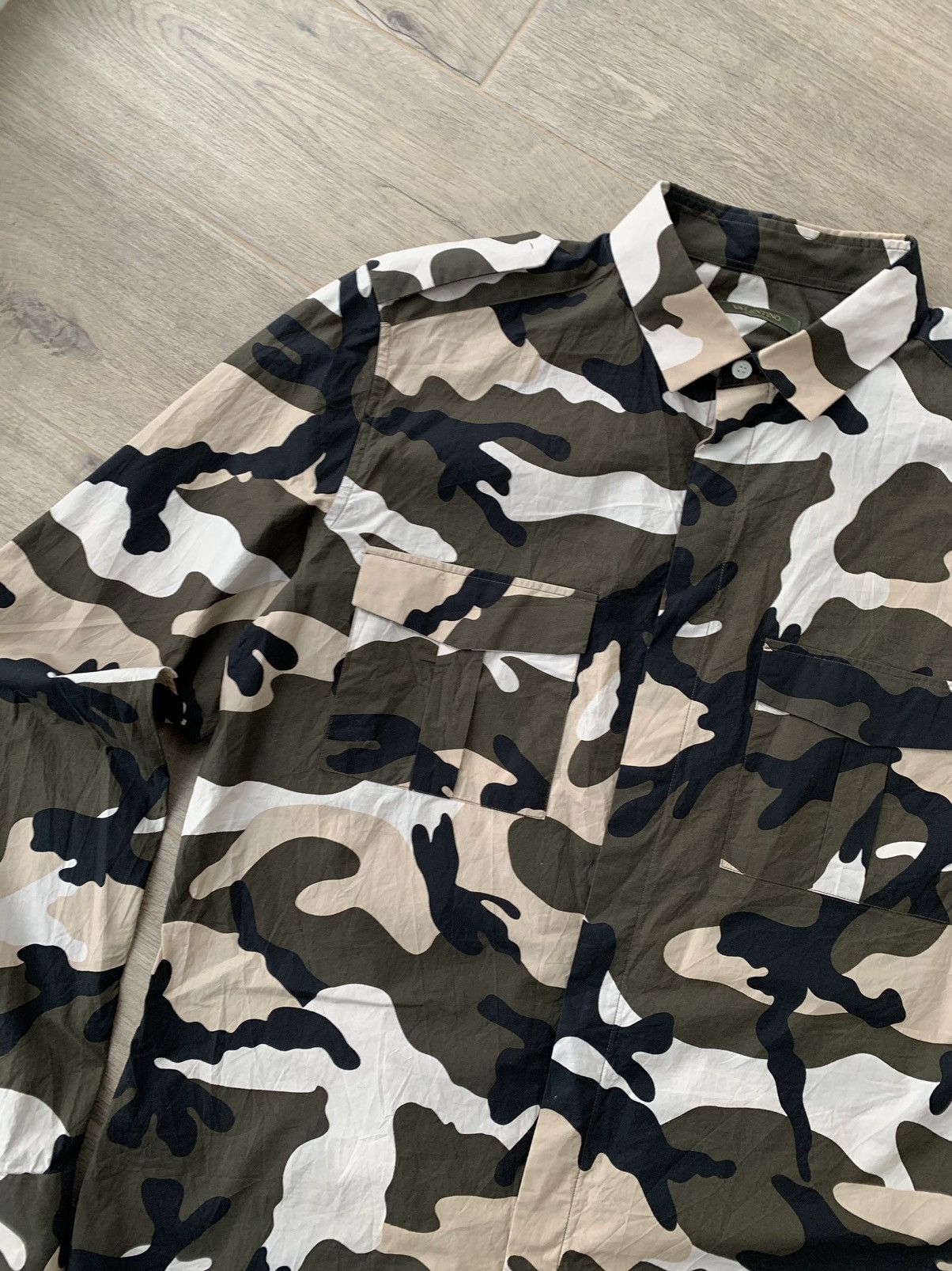 Valentino VALENTINO Camouflage Shirt Size US S / EU 44-46 / 1 - 5 Thumbnail