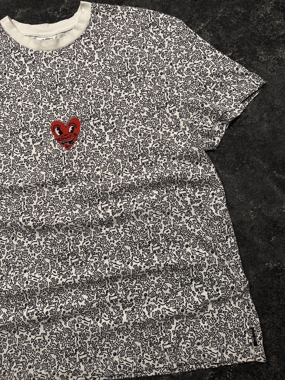 Keith Haring Rare Keith Haring Overprint Centre Heart Logo T-Shirt Size US L / EU 52-54 / 3 - 4 Thumbnail