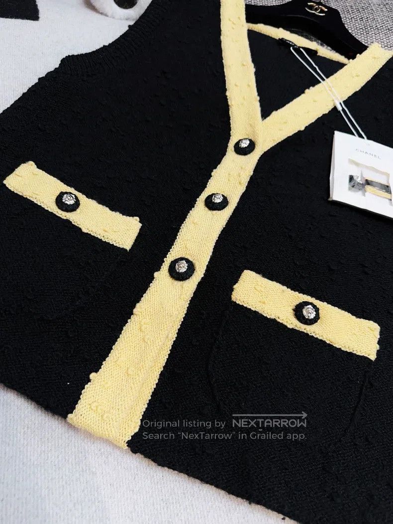 Chanel Chanel 24K black bean and yellow V-neck knitted vest Size XS / US 0-2 / IT 36-38 - 7 Thumbnail