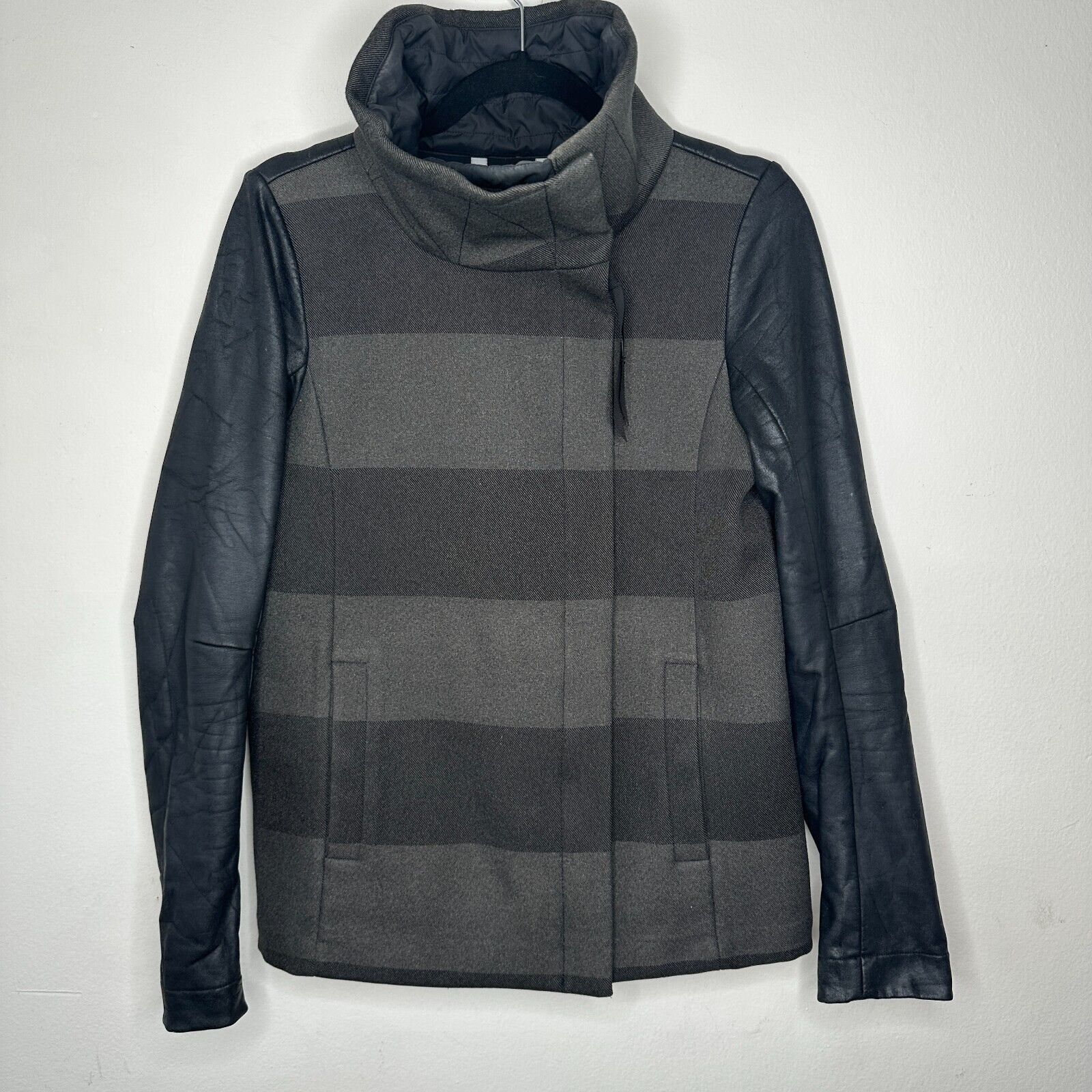 Lululemon Lululemon Sweet Life Black & Gray Stripe Biker Jacket 4 Size S / US 4 / IT 40 - 1 Thumbnail