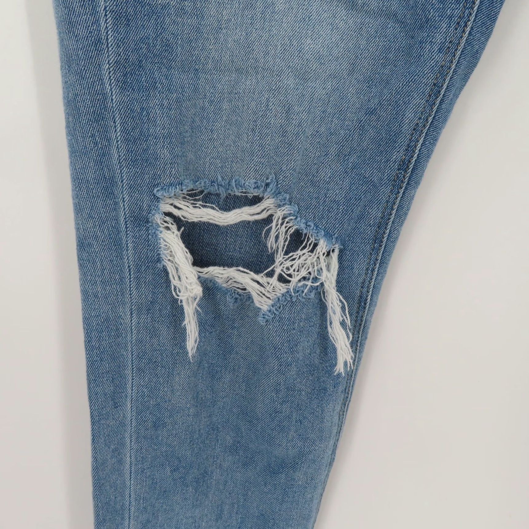 American Eagle Outfitters American Eagle Outfitters Womens Jeans 4 Mom Distressed Denim Cotton Blue Distressed 5-Pocket Regular Rise 14" 27" Inseam 6" Hem 90s Vintage No Size 27" / US 4 / IT 40 - 4 Thumbnail