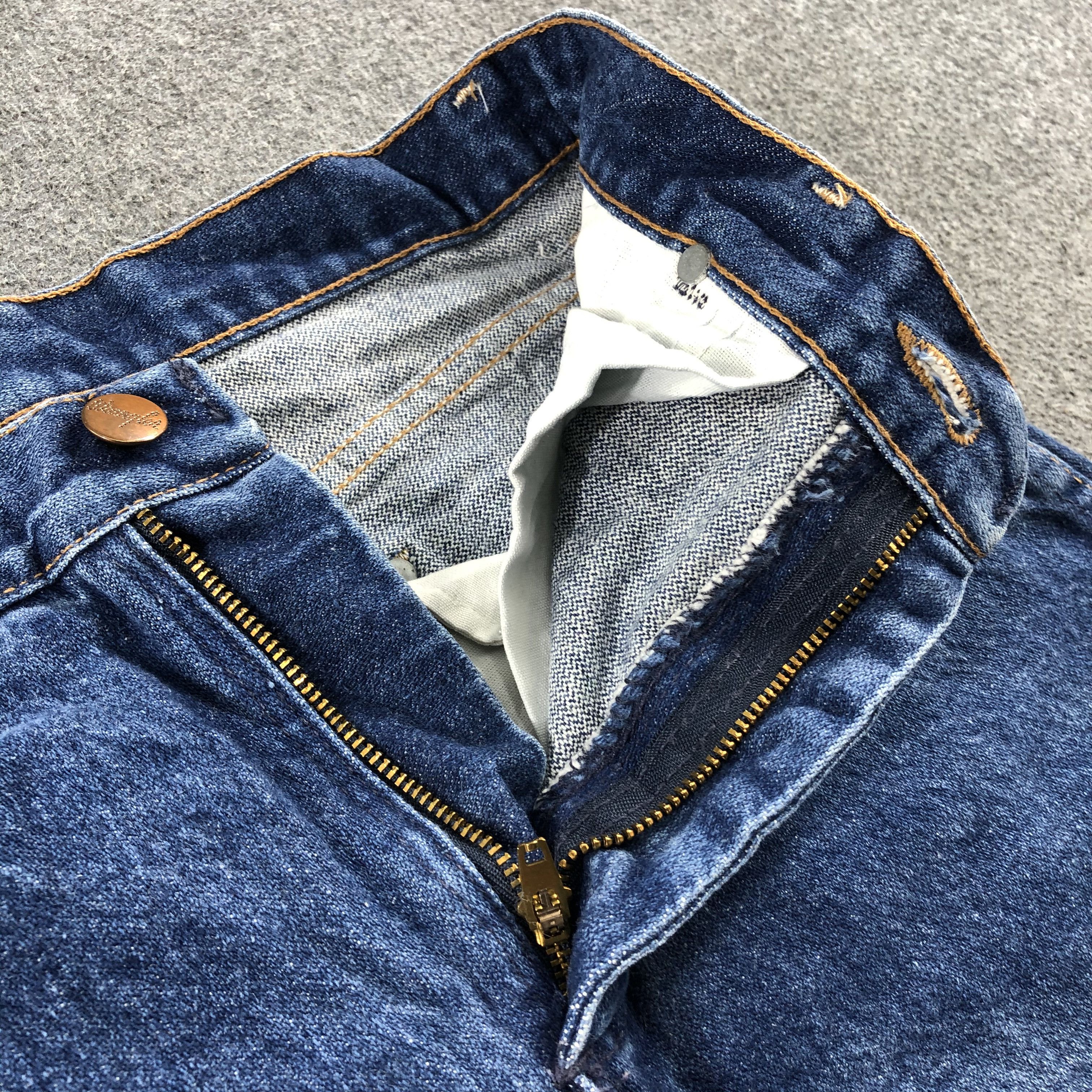 Vintage Vintage Blue Wash Wrangler Jeans-J2404 Size US 26 / EU 42 - 8 Thumbnail