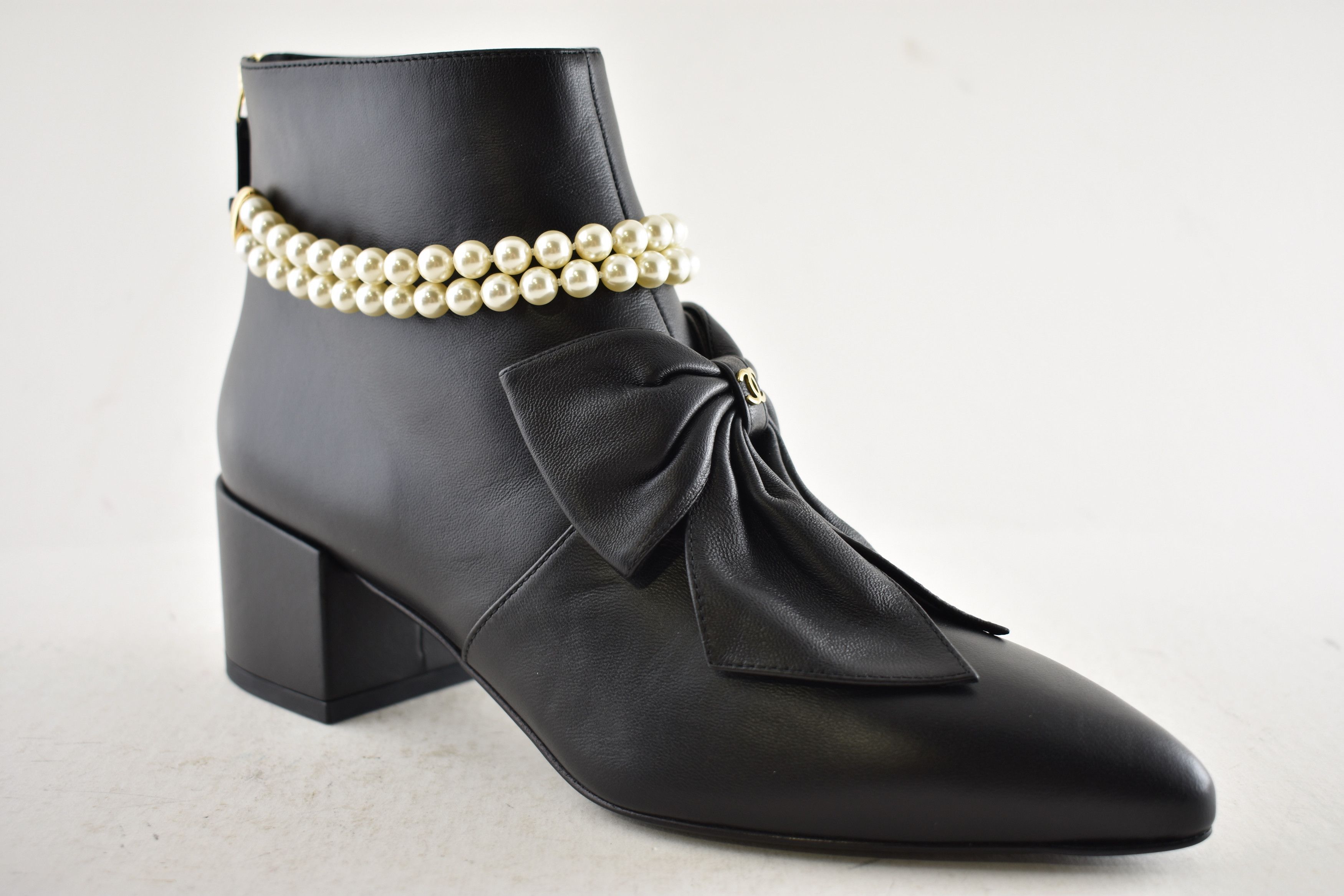 Chanel Chanel 24A Pearl CC Bow Pointed Short Ankle Heel Boots 38 Size US 8 / IT 38 - 5 Thumbnail