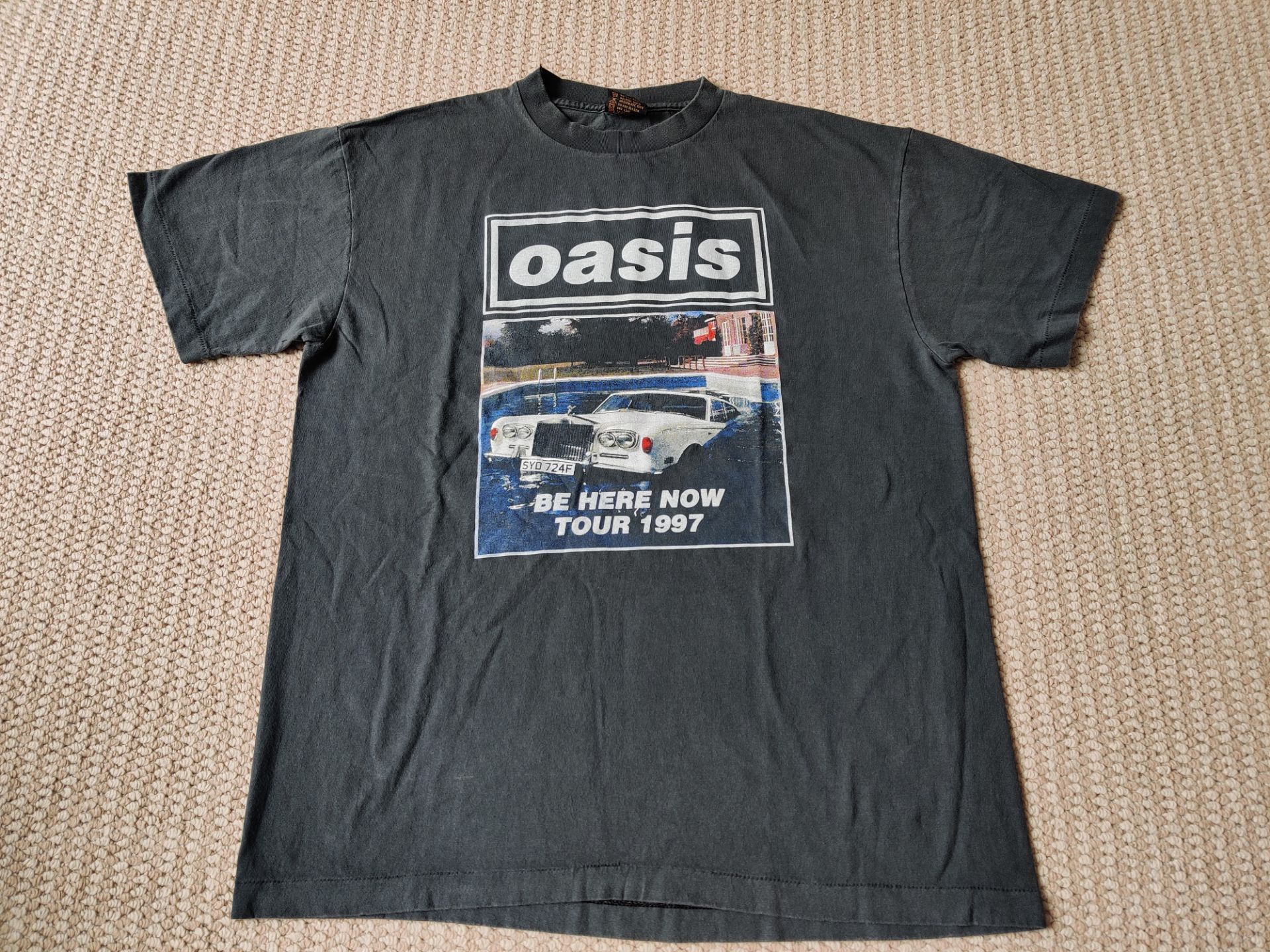トップス oasis BE HERE NOW bnad tee fade black L OASIS Band Adult T-SHIRT Music New BE HERE NOW Official