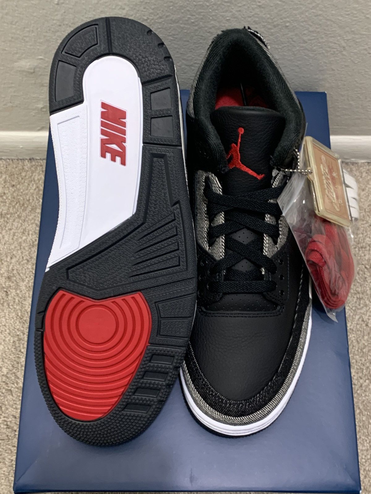 Jordan Brand × Levi's Jordan Retro 3 Levi’s Black Size 10.5 Style #IR0914-400 Size US 10.5 / EU 43-44 - 6 Thumbnail