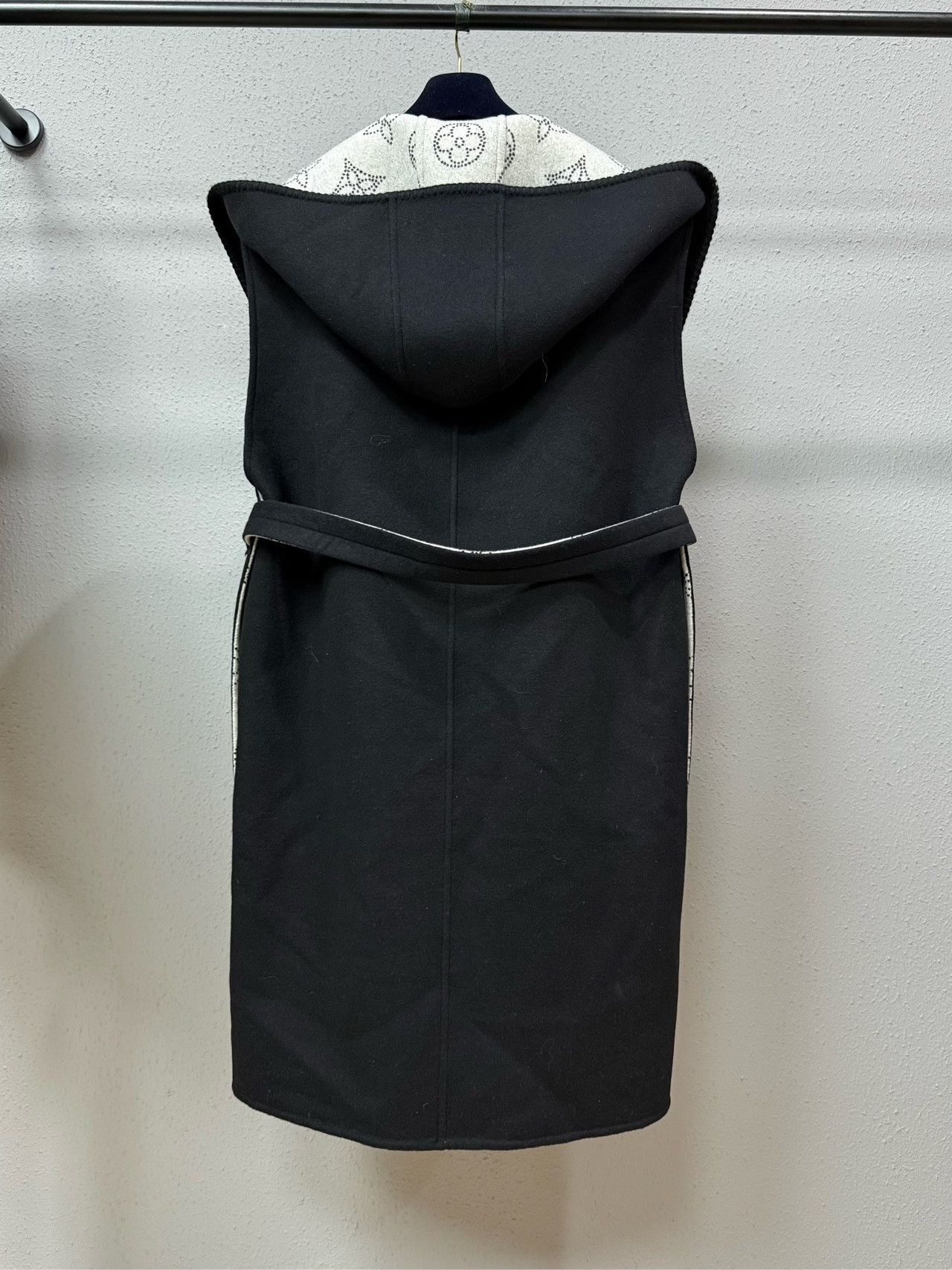 Louis Vuitton Louis Vuitton Black Monogram Sleeveless Wool Coat Size US 7 / EU 40 - 2 Thumbnail
