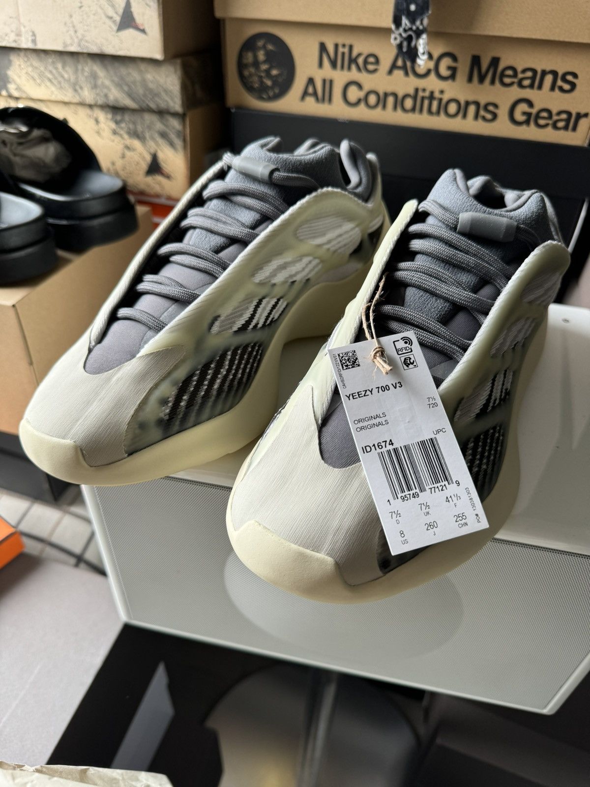 Adidas Brand New YZY 700 V3 Size US 8 / EU 41 - 7 Thumbnail