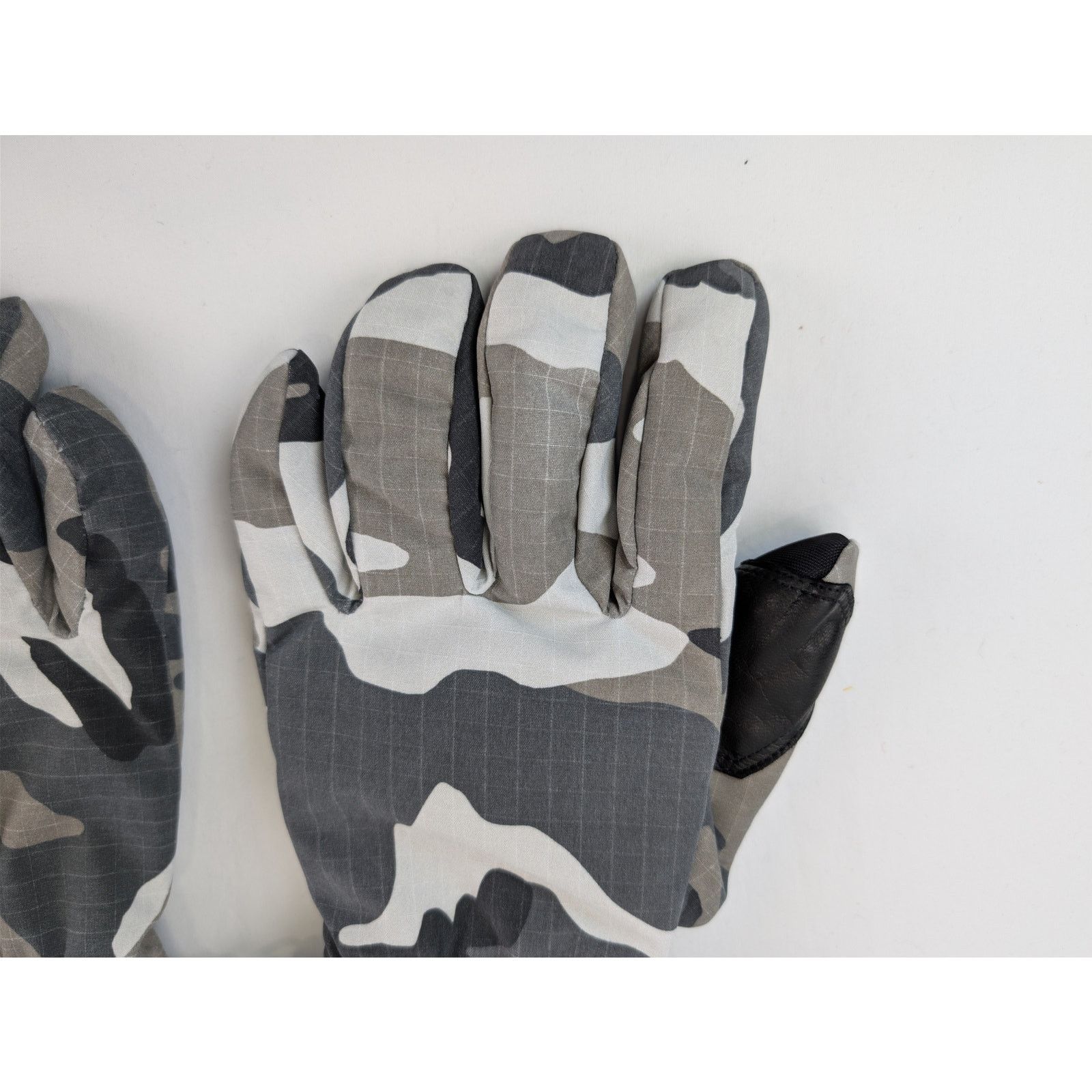 Balenciaga o1rshd1 Size: M / Ski Gloves in Camo / Grey / White Size ONE SIZE - 8 Thumbnail
