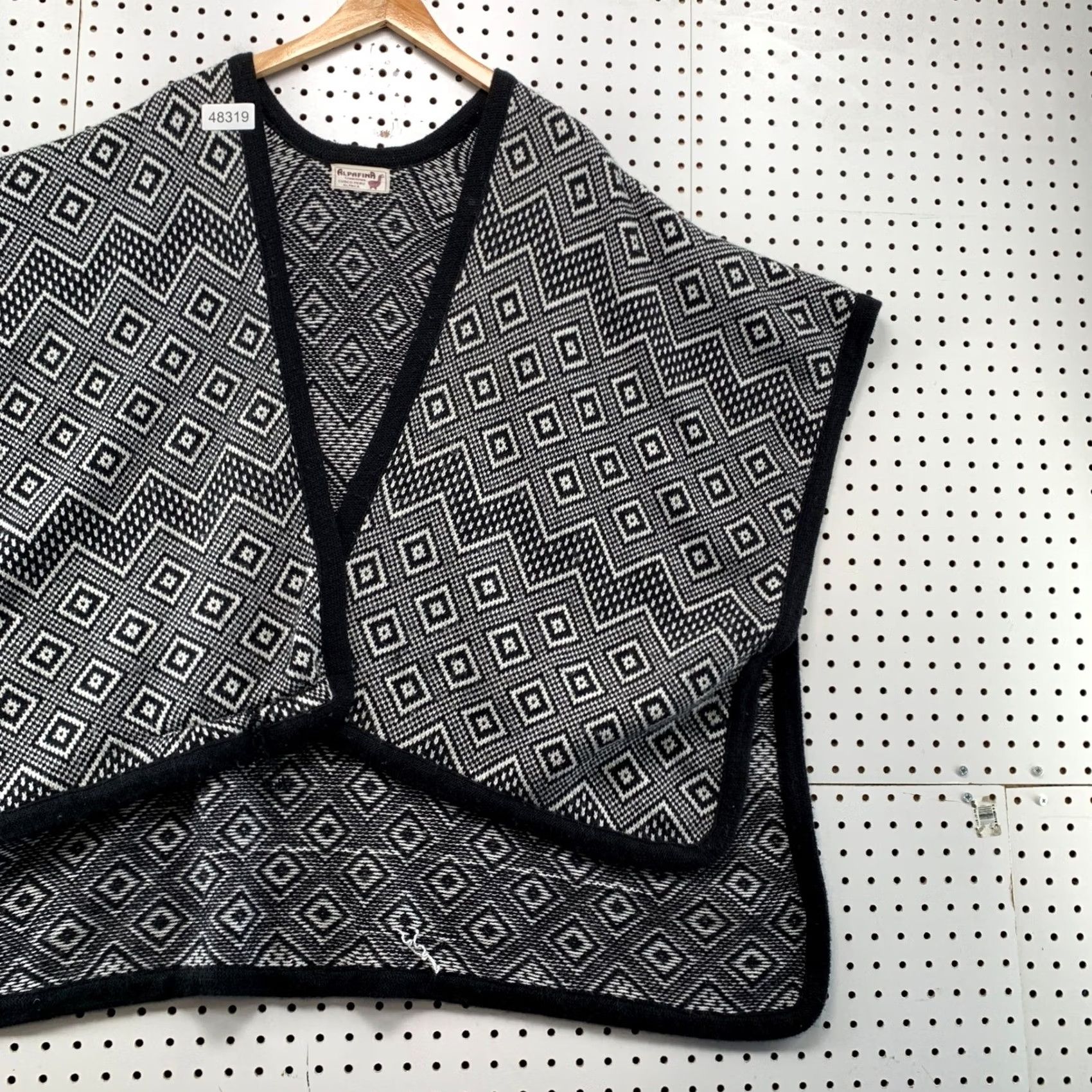 Vintage VINTAGE Alpafina Cusco Peru Alpaca Wool Poncho Geometric Diamond Knit Black White Wrap Size ONE SIZE - 3 Thumbnail