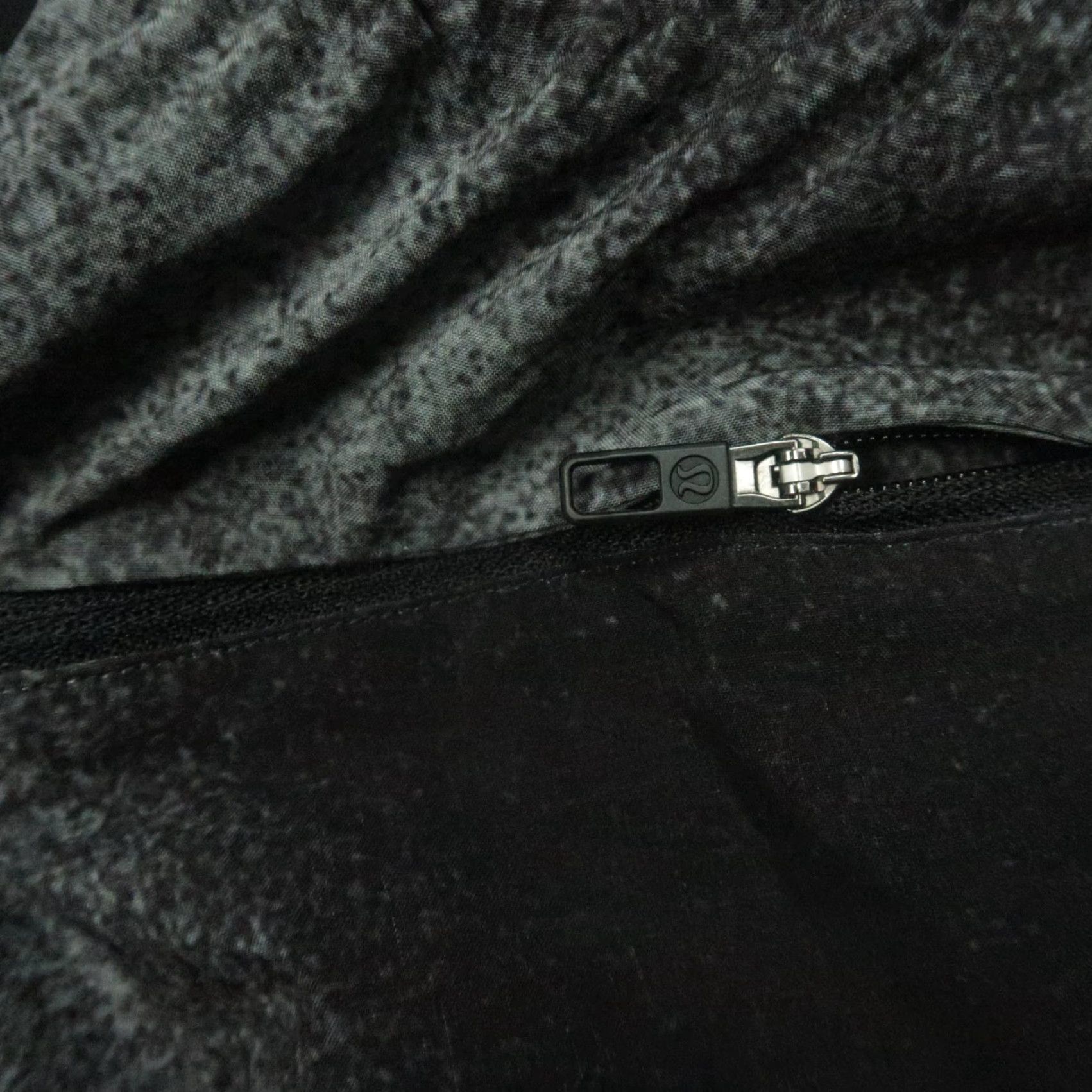 Lululemon Lululemon Shorts Mens Small Black Gray T.H.E. Linerless Zip Pocket Training Size US 29 - 4 Thumbnail