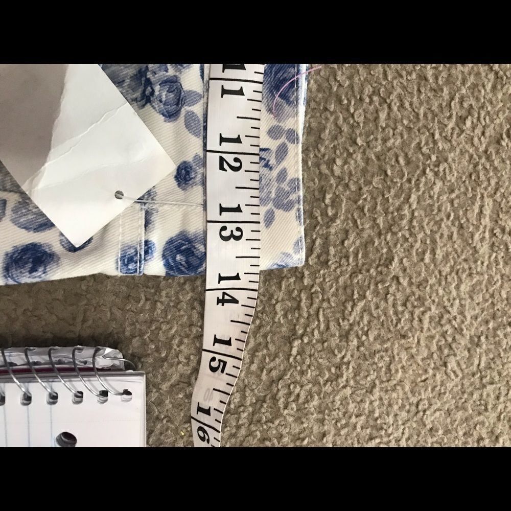 Other NWT H&M divided shorts white blue flower Size 4 Size 27" / US 4 / IT 40 - 6 Thumbnail