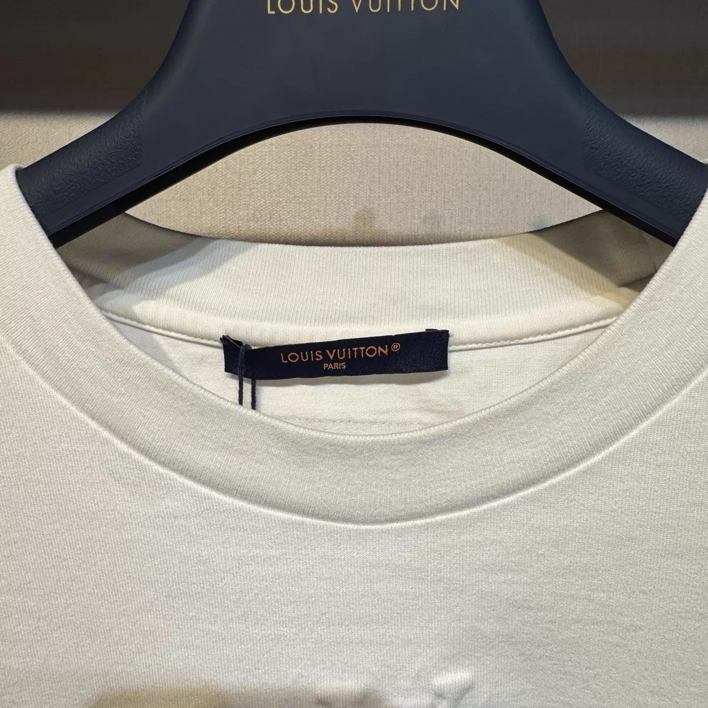 Louis Vuitton Louis Vuitton White Embossed Logo Tee L New Size US L / EU 52-54 / 3 - 2 Thumbnail