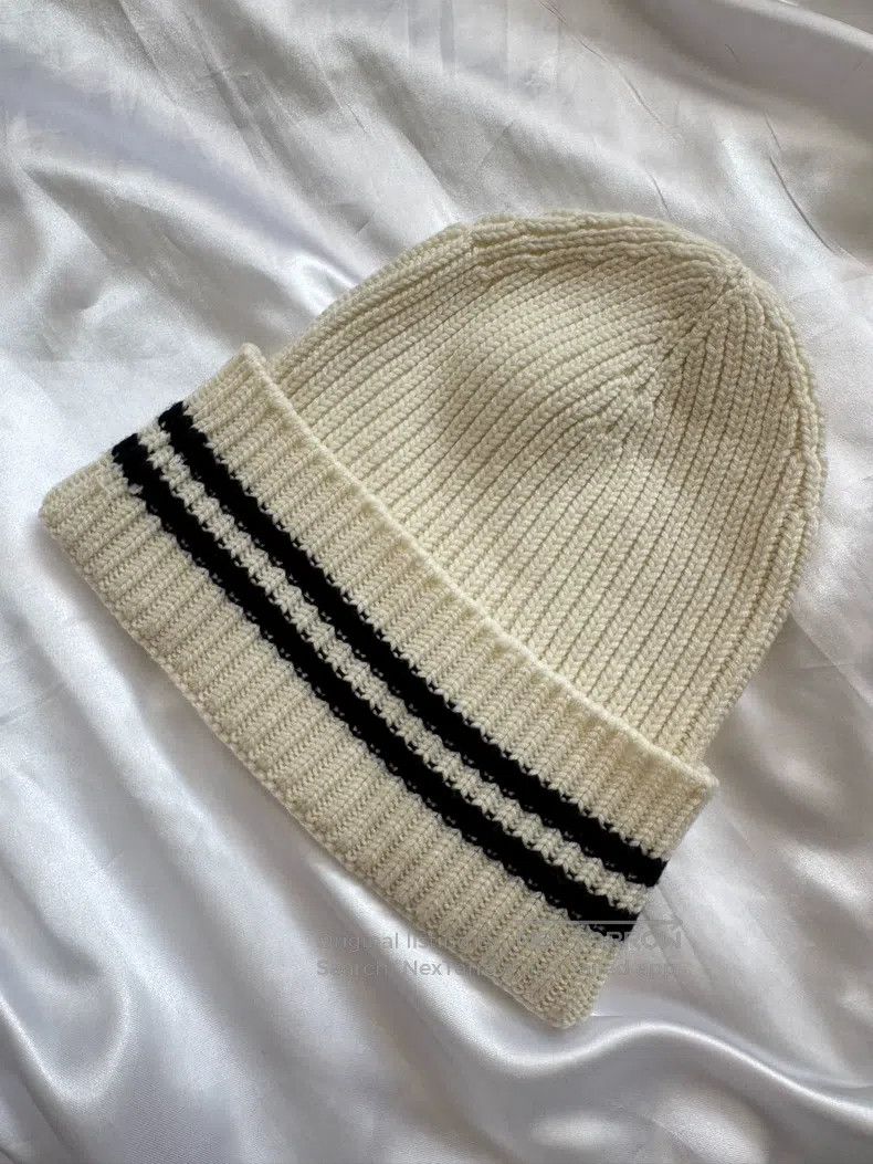 Chanel Chanel Badge Series White Knitted Cold Hat Size ONE SIZE - 2 Thumbnail