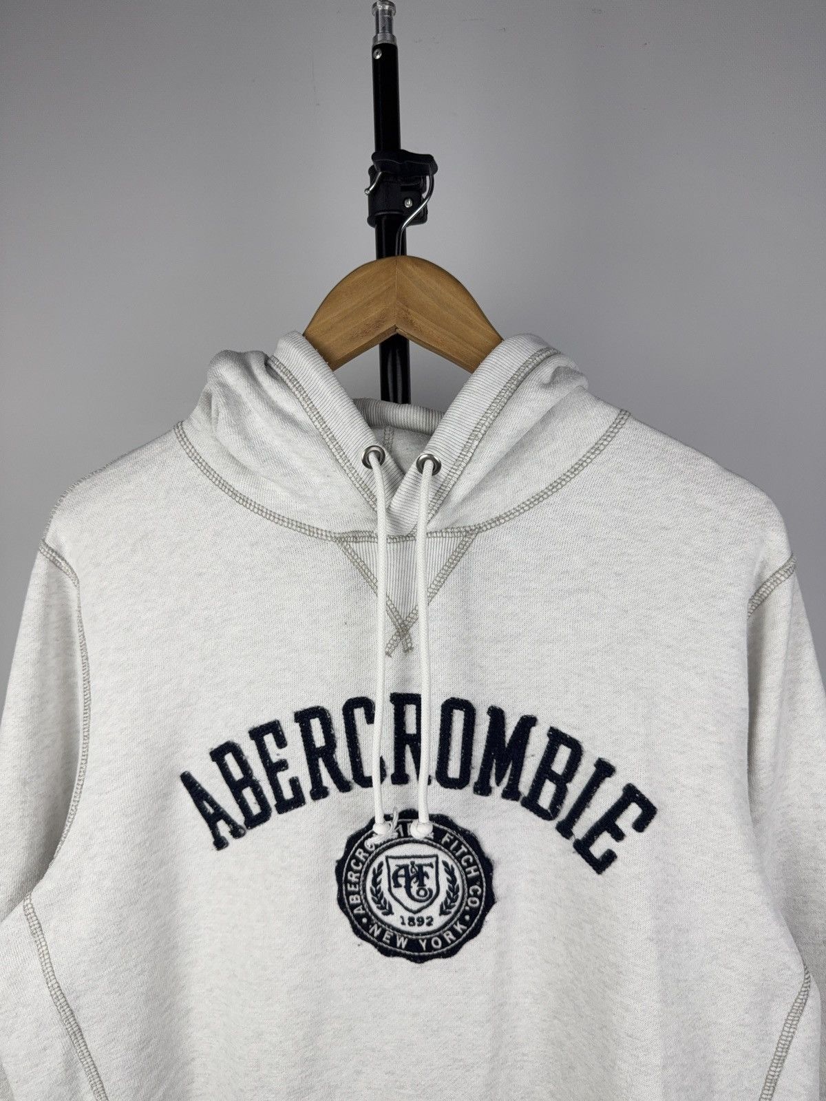 Abercrombie & Fitch Vintage Abercrombie & Fitch Crest Logo Hoodie Light White L Size US L / EU 52-54 / 3 - 2 Thumbnail