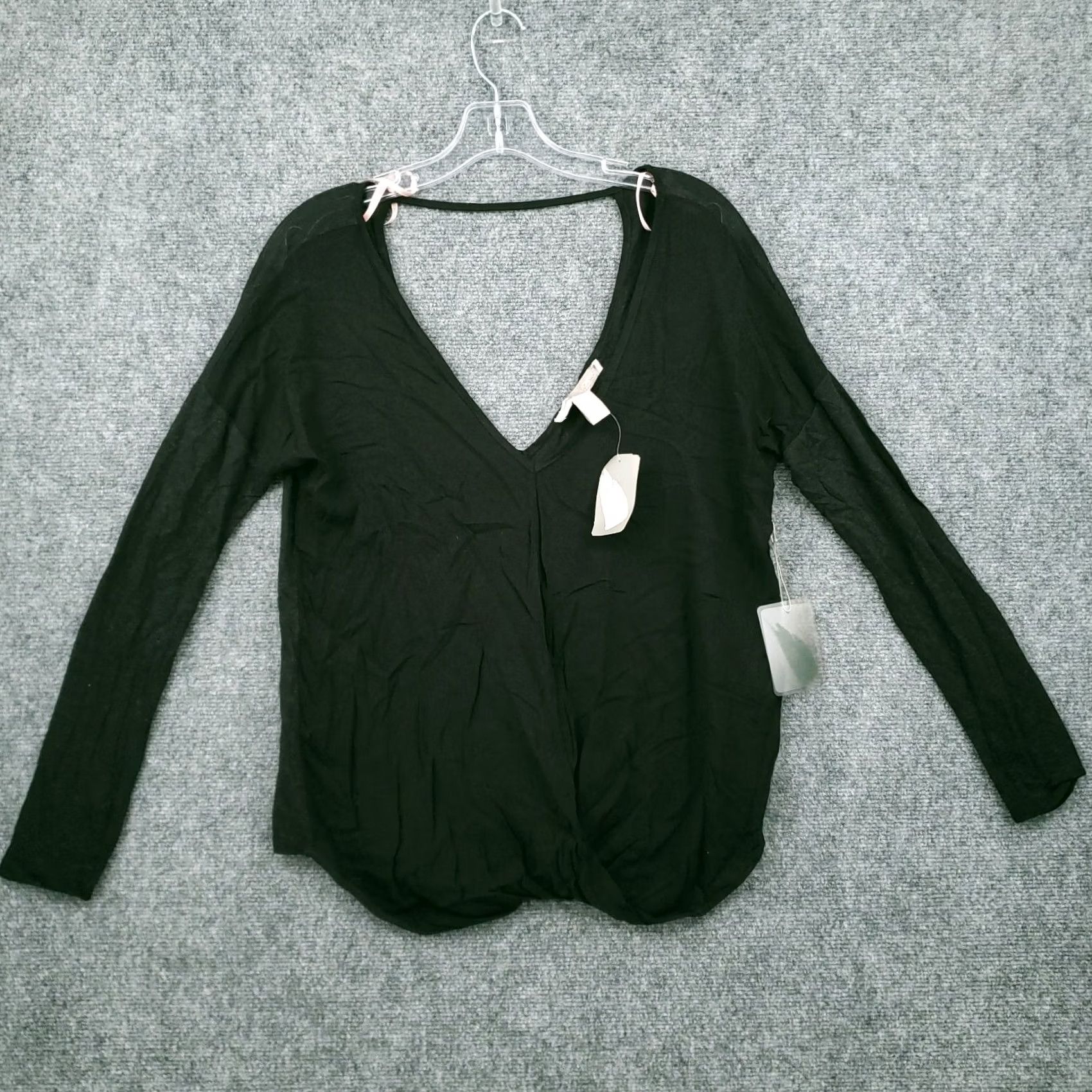 Forever 21 FOREVER 21 T-Shirt Womens Pullover V-Neck Keyhole Back Long Sleeve Knit NEW Black XSSmall? Size XS / US 0-2 / IT 36-38 - 2 Thumbnail