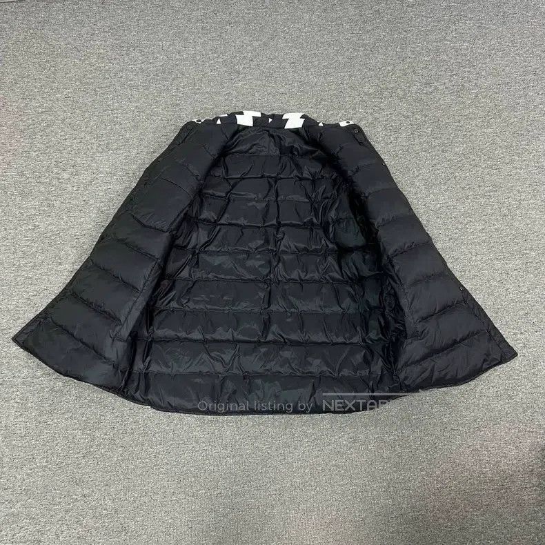 Valentino Valentino Big V full print wears a down jacket jacket on b Size US L / EU 52-54 / 3 - 3 Thumbnail