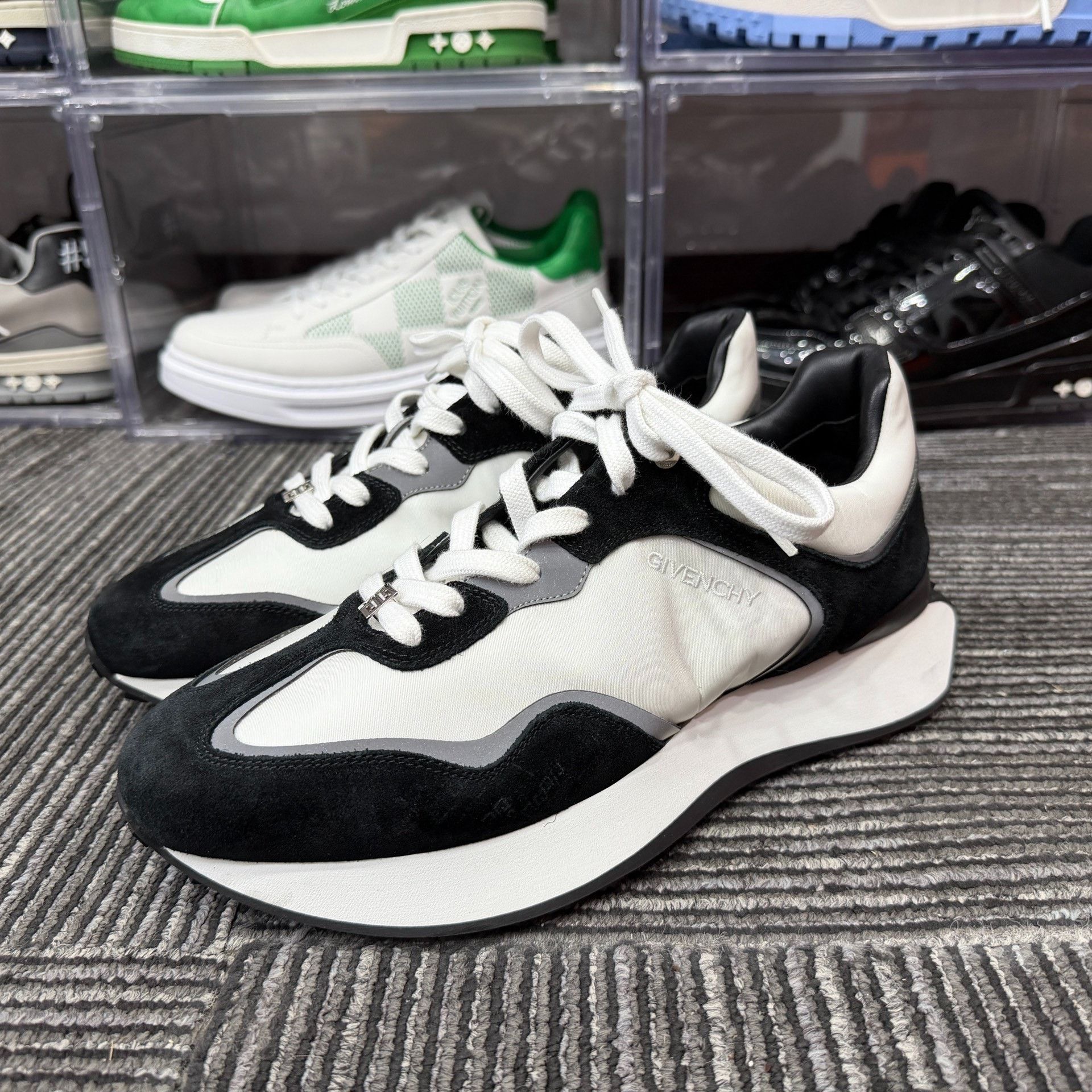 Givenchy Givenchy Running Black Lowtop Sneakers 7 Men Size US 7 / EU 40 - 1 Thumbnail