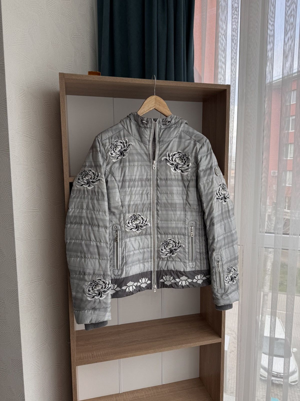 Bogner × Vintage Vintage Bogner Nepal Connection W’ Grey Flower Ski Jacket Size S / US 4 / IT 40 - 2 Thumbnail
