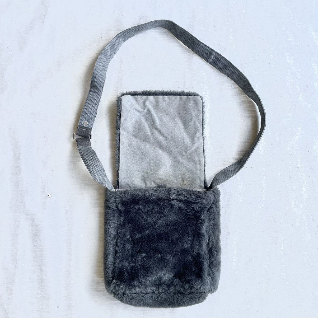 Designer × Japanese Brand × Yohji Yamamoto ❗️RARE ❗️Ined Homme Yohji Yamamoto Japan Furry Crossbody Size ONE SIZE - 7 Thumbnail