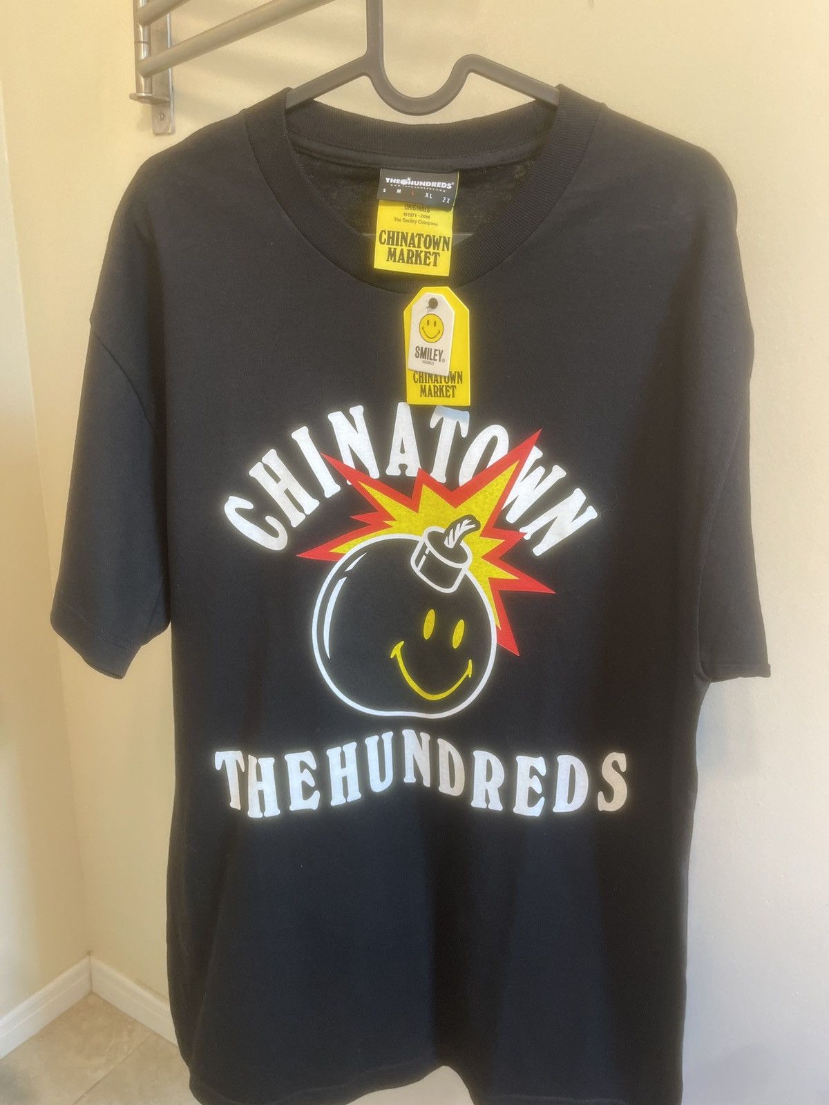 Market × The Hundreds CHINATOWN MARKET X THE HUNDREDS HAPPY BOMB Size US L / EU 52-54 / 3 - 4 Thumbnail