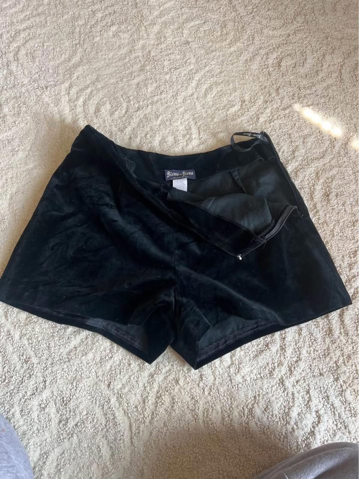 Designer Vintage Bisou-Bisou Black Velvet Shorts–Made in USA(Size 12) Size 34" / US 12 / IT 48 - 1 Thumbnail