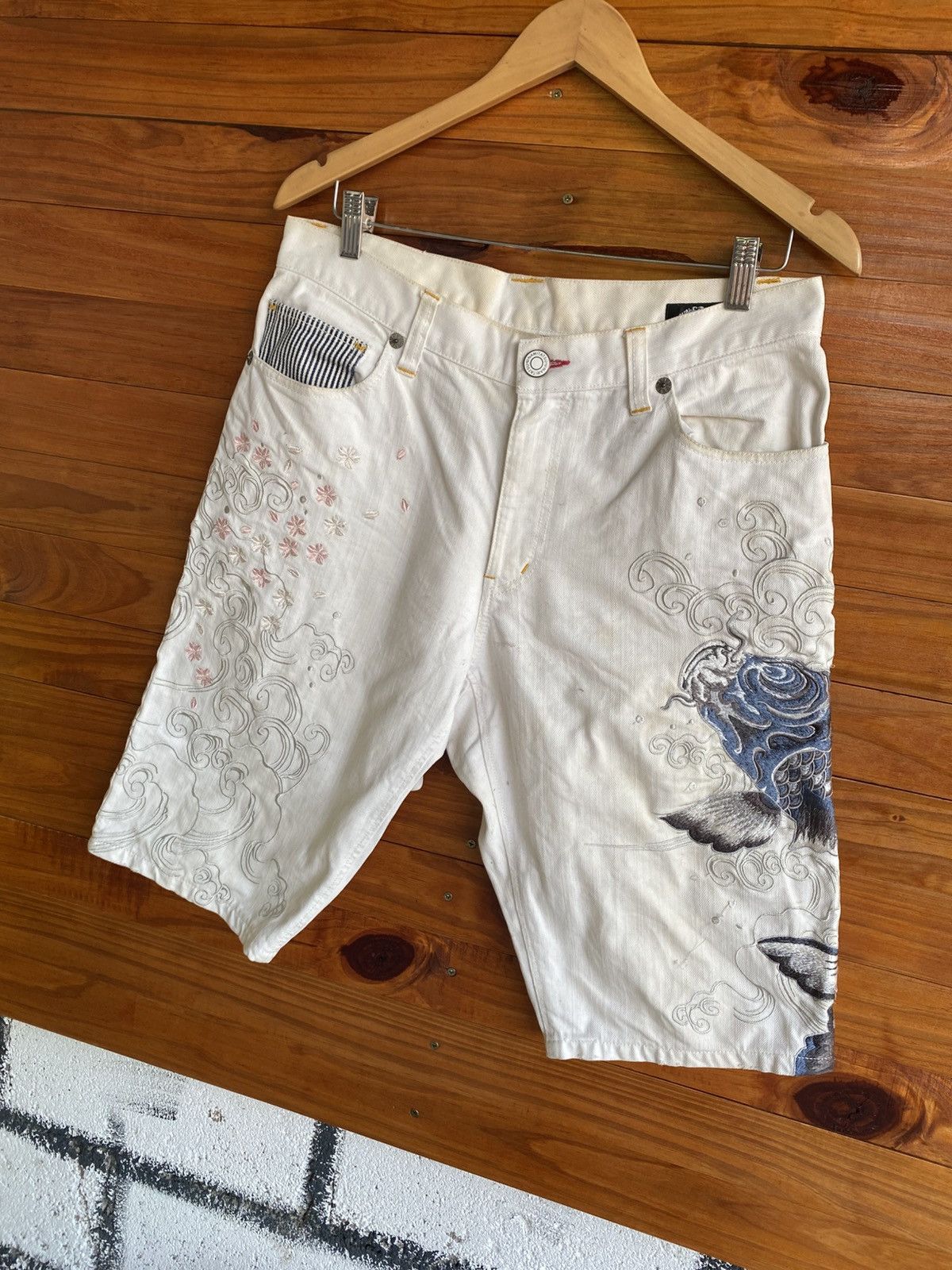 Japanese Brand Namitatsu Japanese Embroidered Koi Fish White Denim Shorts Size US 31 - 4 Thumbnail