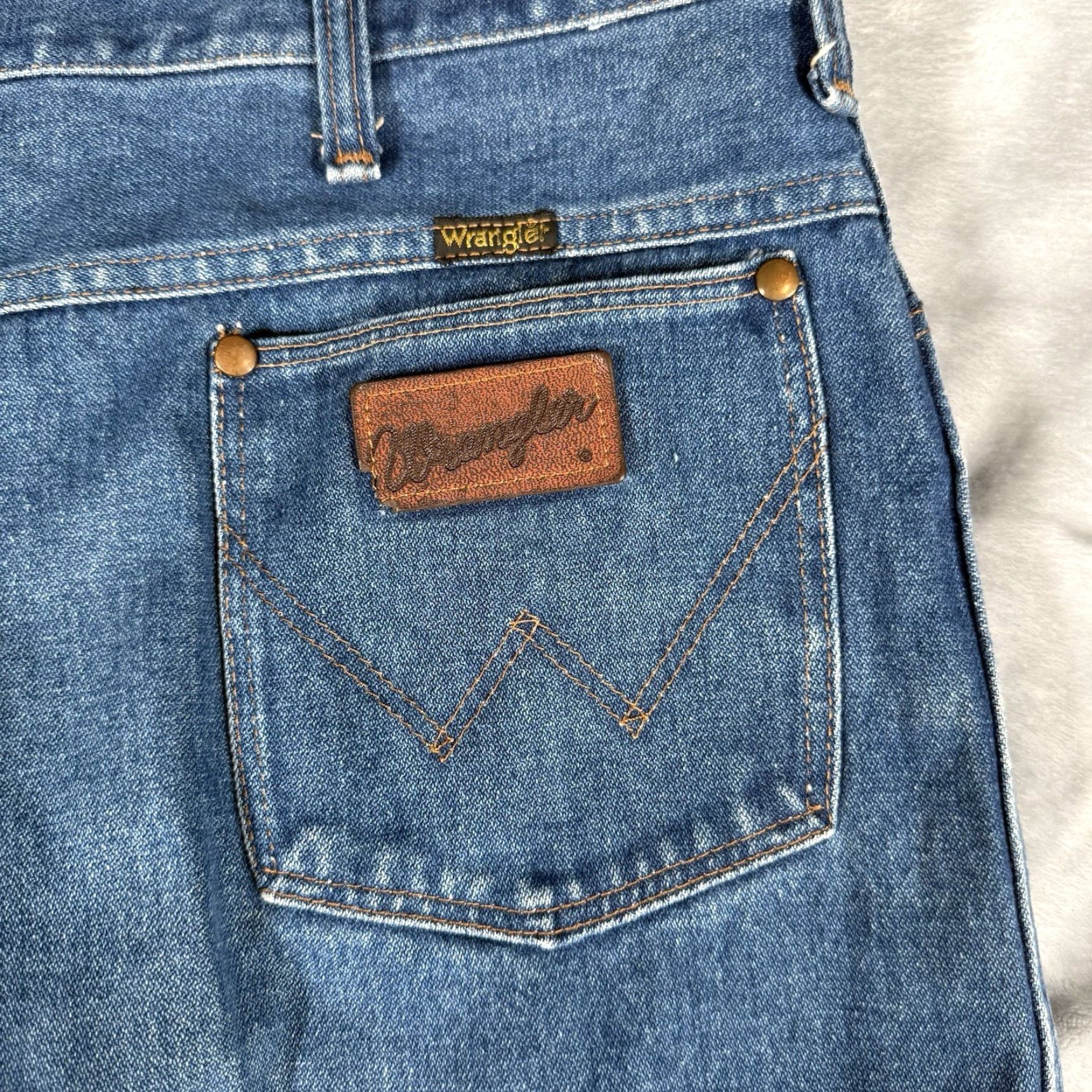 Wrangler VINTAGE Wrangler Jeans Straight Fit Mens 38 Regular Blue Denim 5-Pocket USA 90s Leather Patch Logo Zipper Button Waist 38 Inseam 29 Size US 38 / EU 54 - 4 Thumbnail