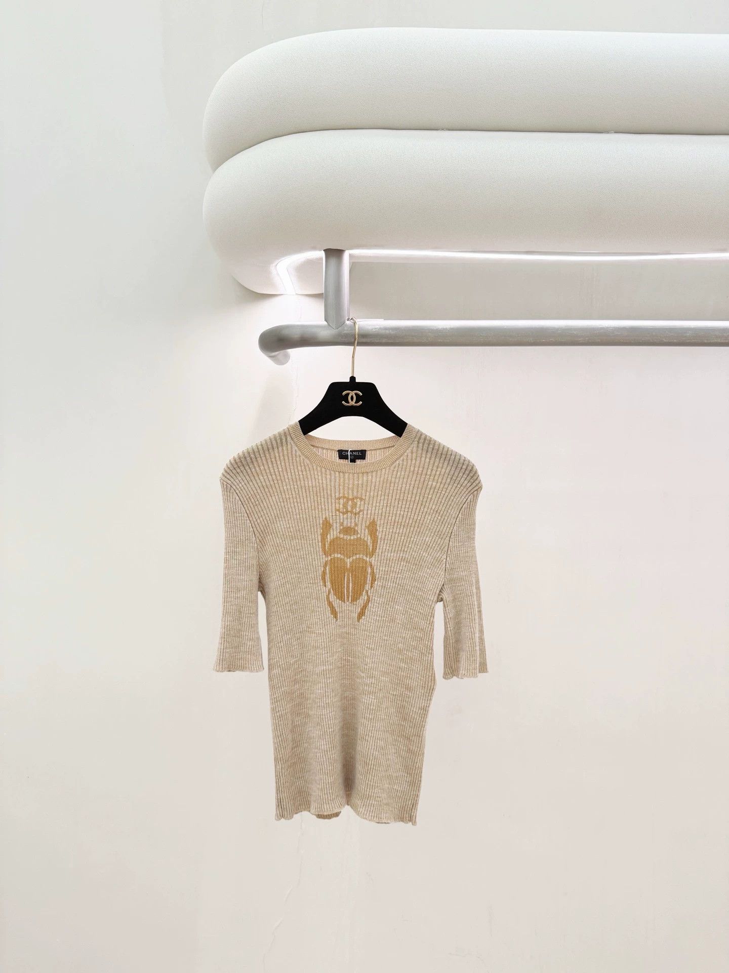 Chanel CHANEL Pre-Owned Beige Knit Short-Sleeve 38 Size S / US 4 / IT 40 - 1 Thumbnail