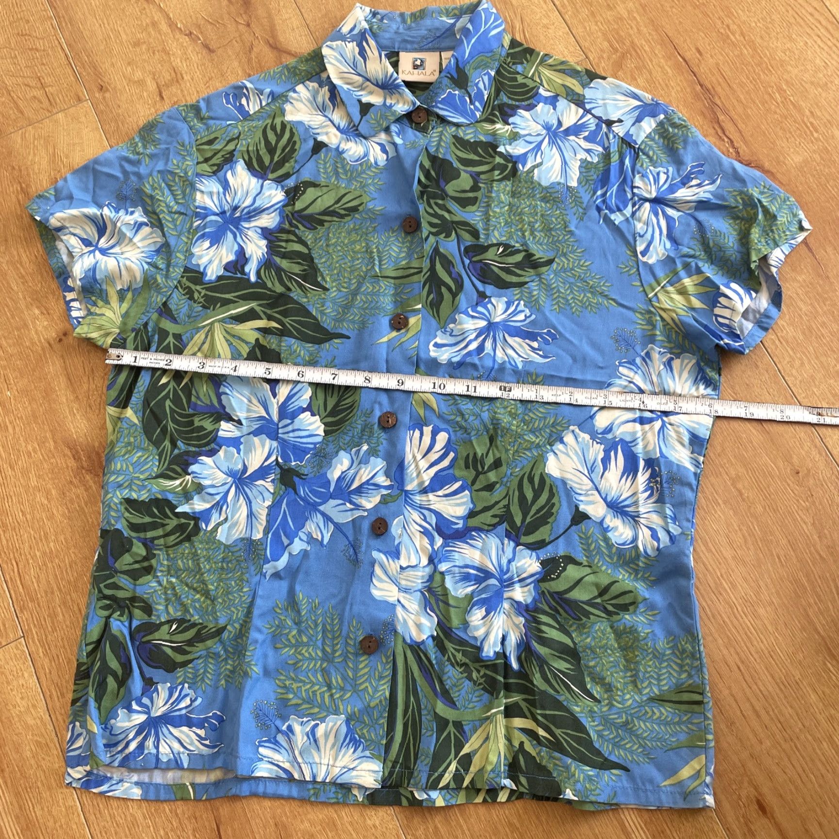 ALOHAS Kāhala Floral Hawaiian Button Up Women’s XS Aloha Hibiscus Palm Blue Multicolor Hawaiian Theme Lightweight Regular Sleeve Short Button Up Size XS / US 0-2 / IT 36-38 - 4 Thumbnail