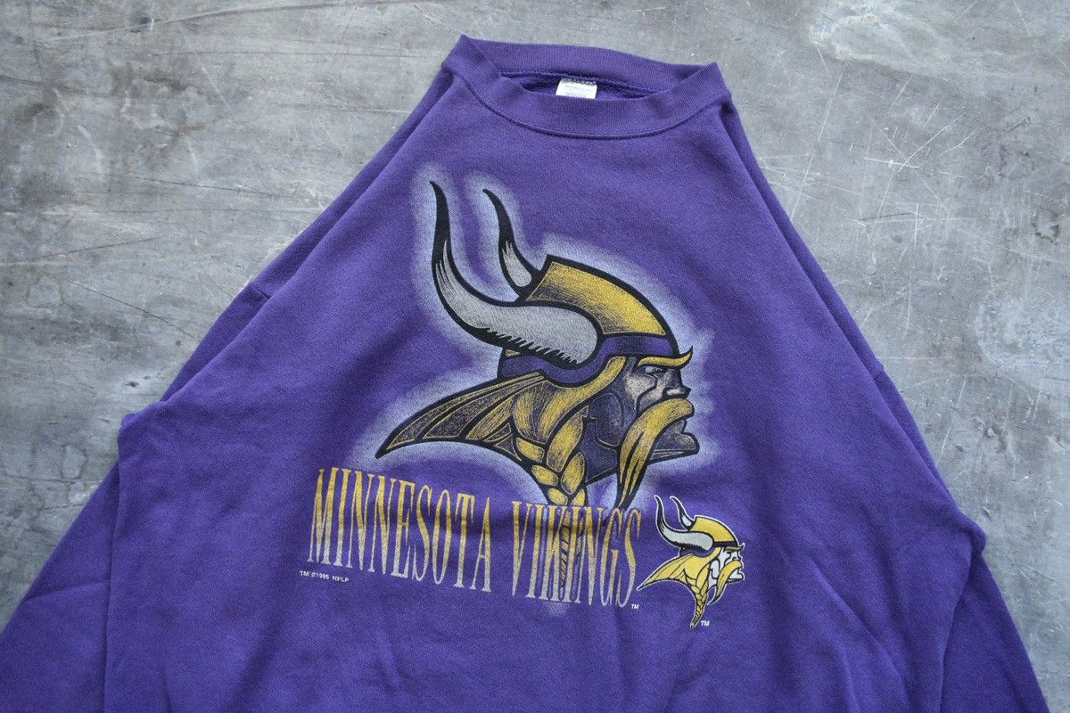 Logo 7 × NFL × Vintage Vintage ‘93 Minnesota Vikings NFL Logo 7 Sweatshirt (XXL) Size US XXL / EU 58 / 5 - 2 Thumbnail