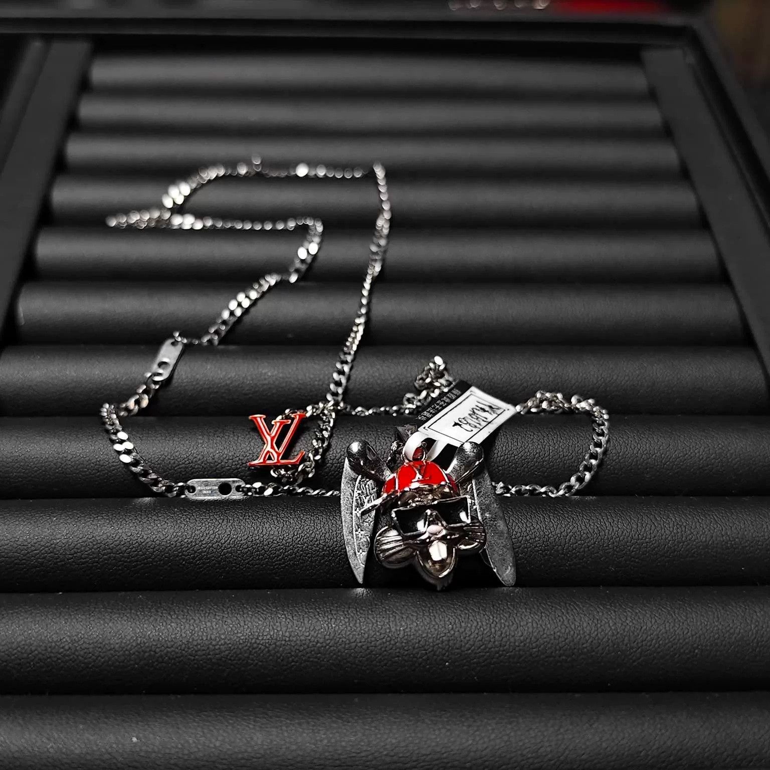Louis Vuitton Louis Vuitton Rabbit Limited Bugs Bunny Pendant Size ONE SIZE - 1 Thumbnail