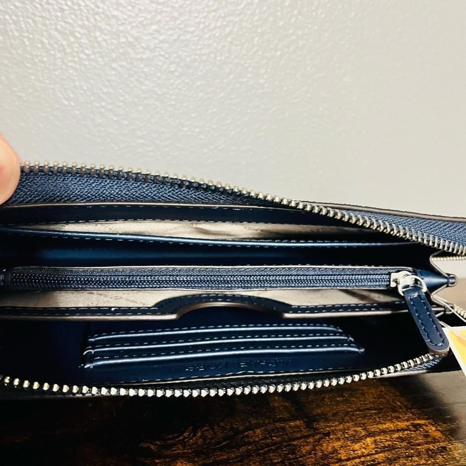 Michael Kors Michael Kors Zip Wallet - Stylish & Functional Size ONE SIZE - 6 Thumbnail