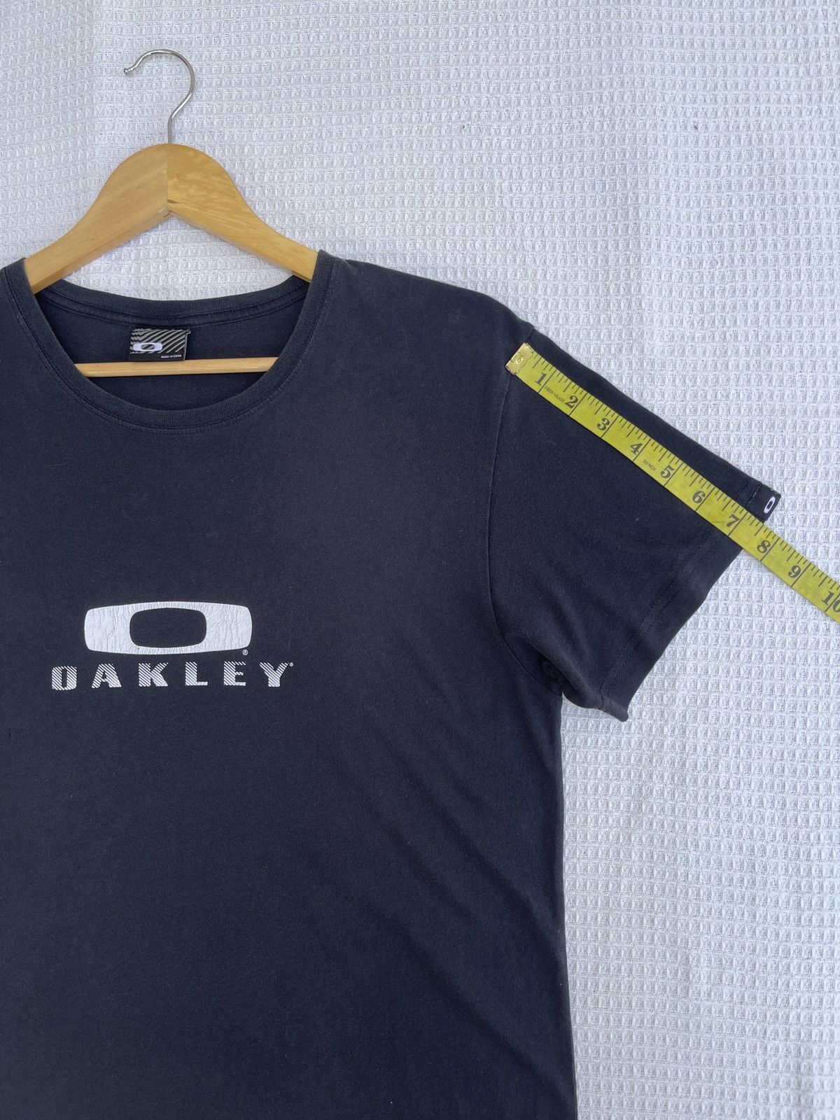Oakley Rare🔥Vintage 09’OAKLEY Center Logo T-Shirt Size US L / EU 52-54 / 3 - 14 Thumbnail