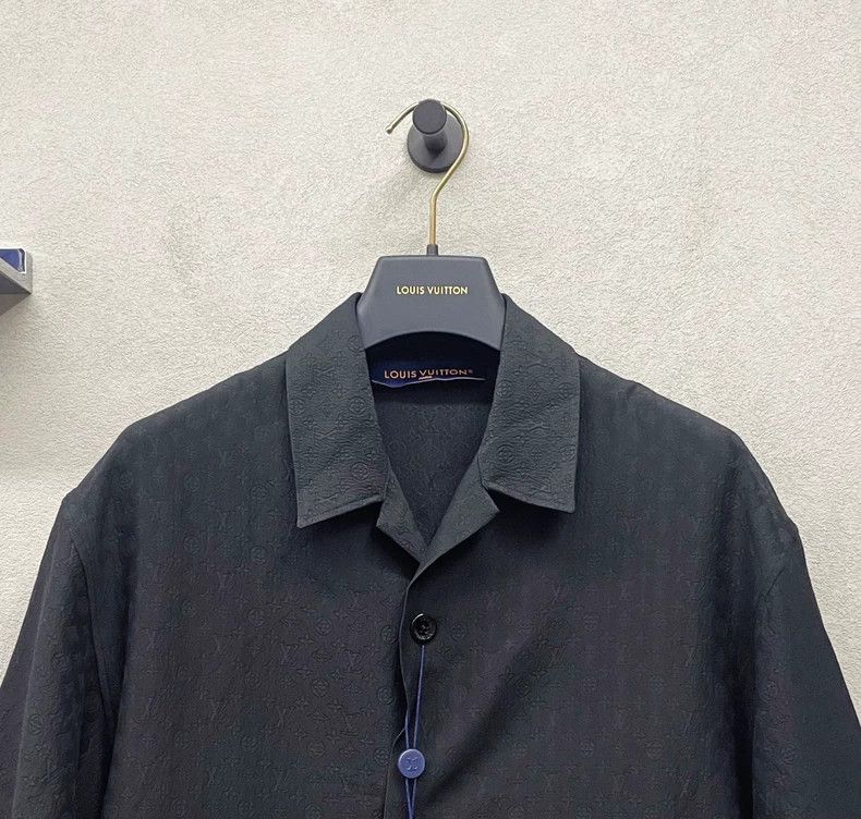 Louis Vuitton Louis Vuitton Logo New Dark Embossed Single-Breasted Short Size US S / EU 44-46 / 1 - 4 Thumbnail