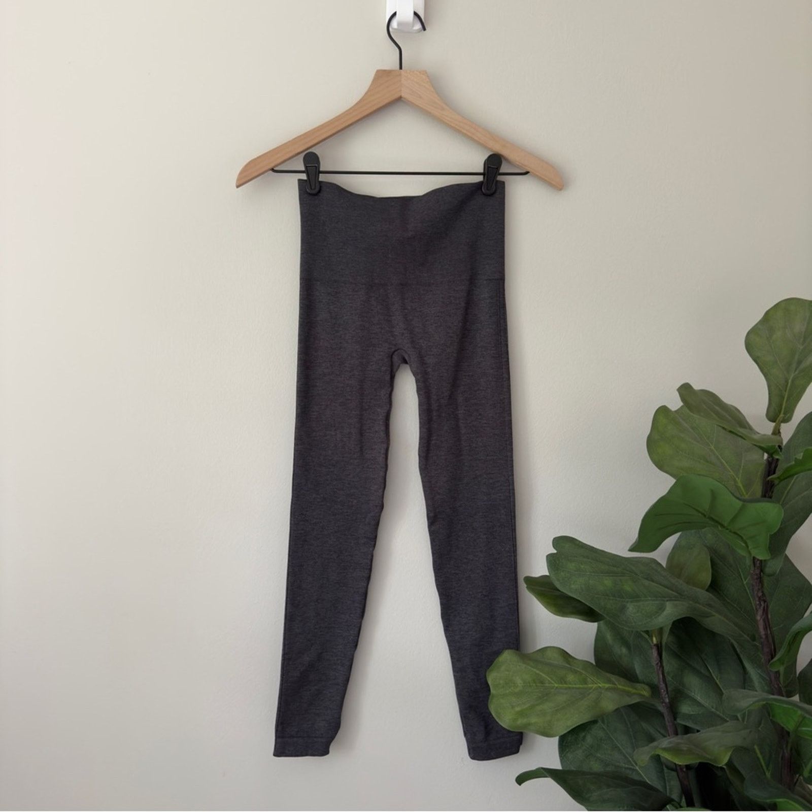 Spanx Spanx by Sara Blakely Solid Gray Athletic Leggings Seamless Size 27" / US 4 / IT 40 - 2 Thumbnail