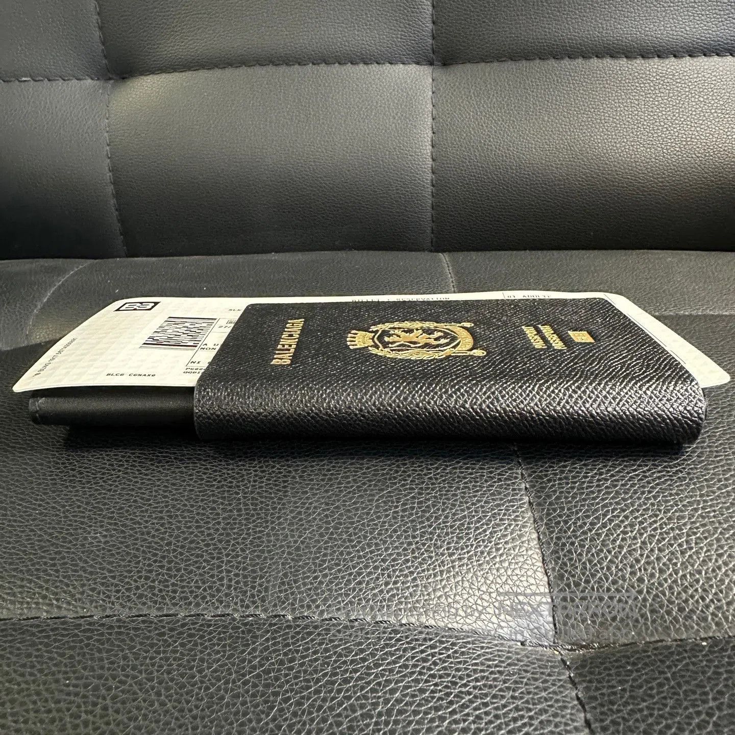 Balenciaga Balenciaga Passport Logo Leather Wallet. Size ONE SIZE - 3 Thumbnail
