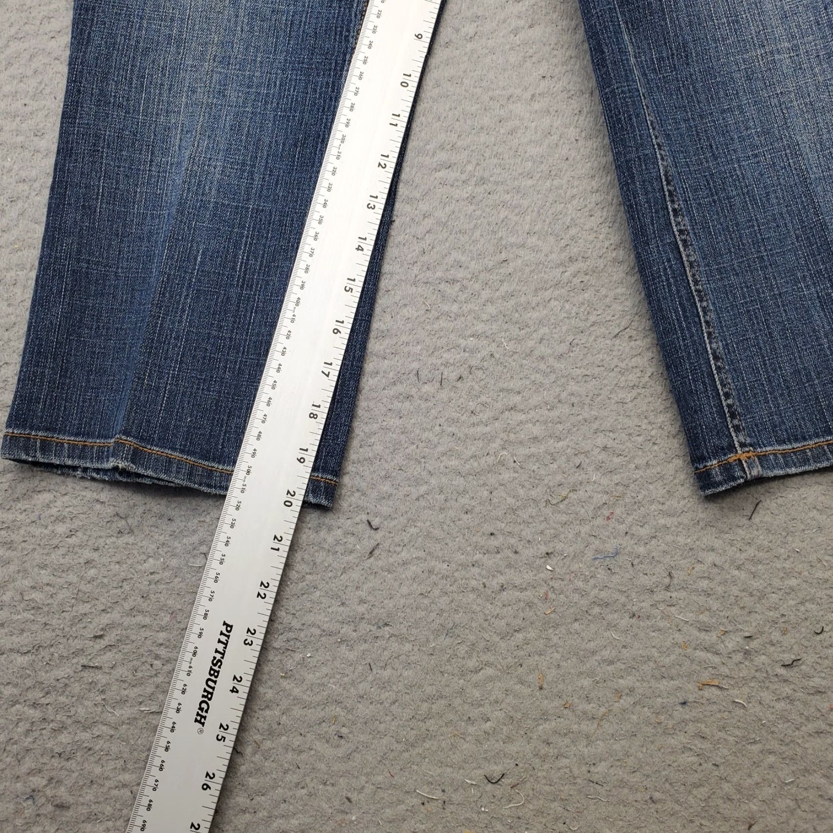 Tommy Hilfiger Tommy Hilfiger Capri Jeans Women 6 Blue Denim Whiskered Medium Wash Straight Leg jeans Women 6 Blue Denim Capri Whiskered Medium Wash Straight Leg Size 28" / US 6 / IT 42 - 4 Thumbnail