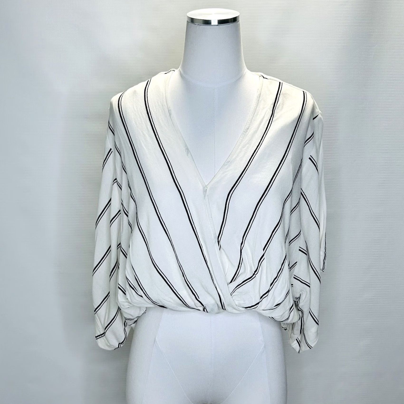 Free People VINTAGE Free People Boho White Black Striped Top Crop Blouse Kimono Sleeve Size Small Size S / US 4 / IT 40 - 2 Thumbnail