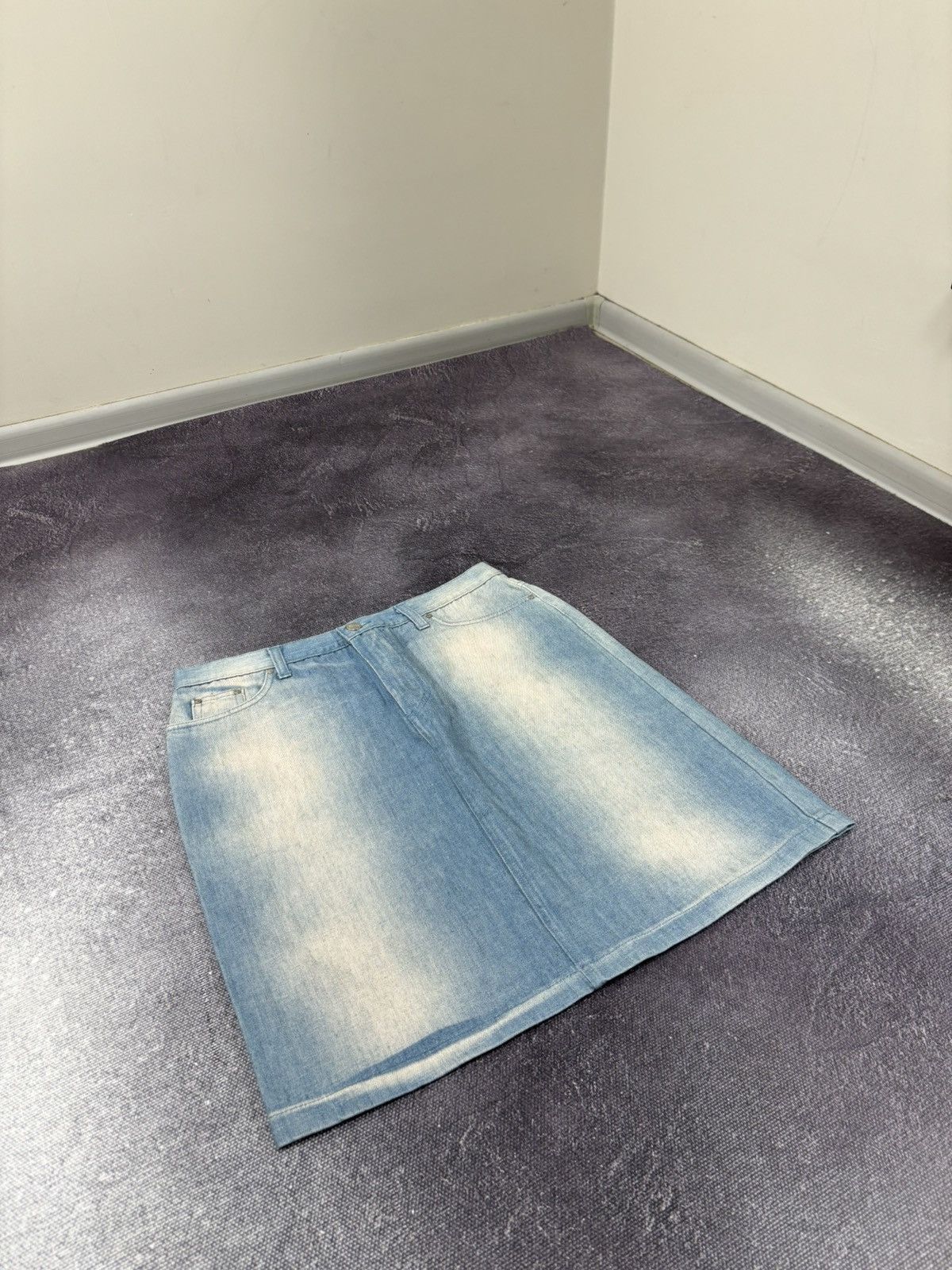 GF Ferre Vintage Gianfranco Ferre Women’s Luxury Faded Denim Skirt Size 30" / US 8 / IT 44 - 4 Thumbnail