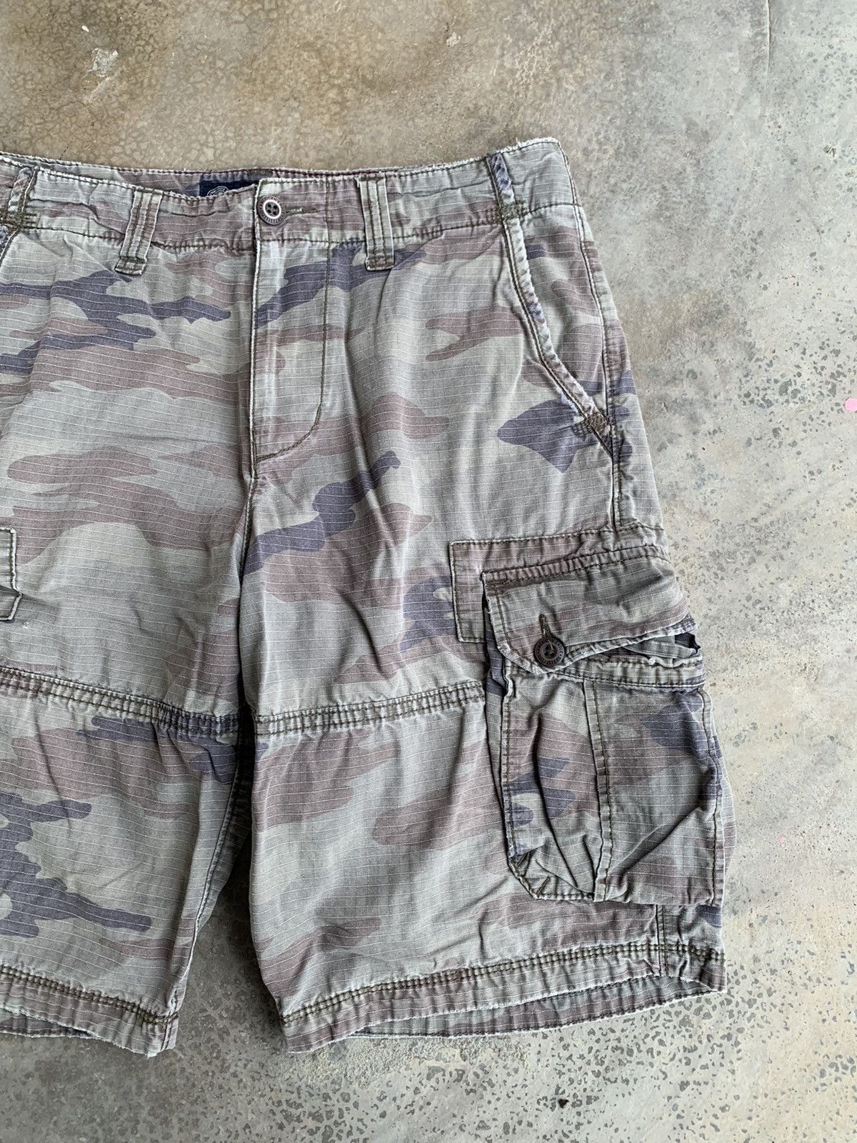 American Eagle Outfitters 🔊 American Eagle Longboard Camo Cargo Short Pants Size US 33 - 4 Thumbnail