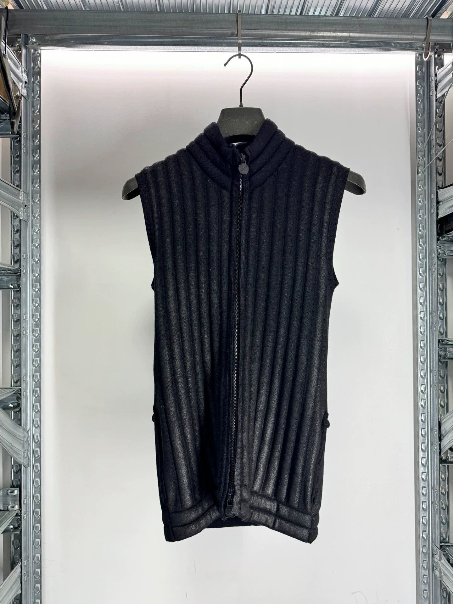 Chanel Chanel Women's 100% Wool Waxed Vest 36 9.5/10 Size XS / US 0-2 / IT 36-38 - 1 Thumbnail