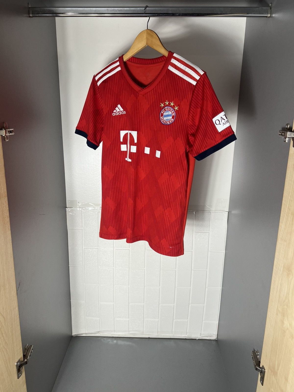 Vintage VINTAGE ADIDAS FC BAYERN MUNCHEN GERMANY SOCCER JERSEY RETRO Size US S / EU 44-46 / 1 - 3 Thumbnail