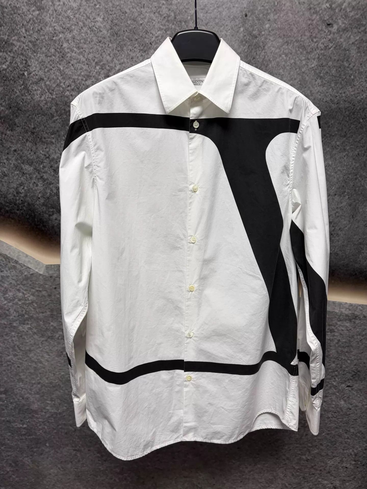 Valentino Valentino men's white long-sleeve shirt 37 xs like new Size US XS / EU 42 / 0 - 1 Thumbnail